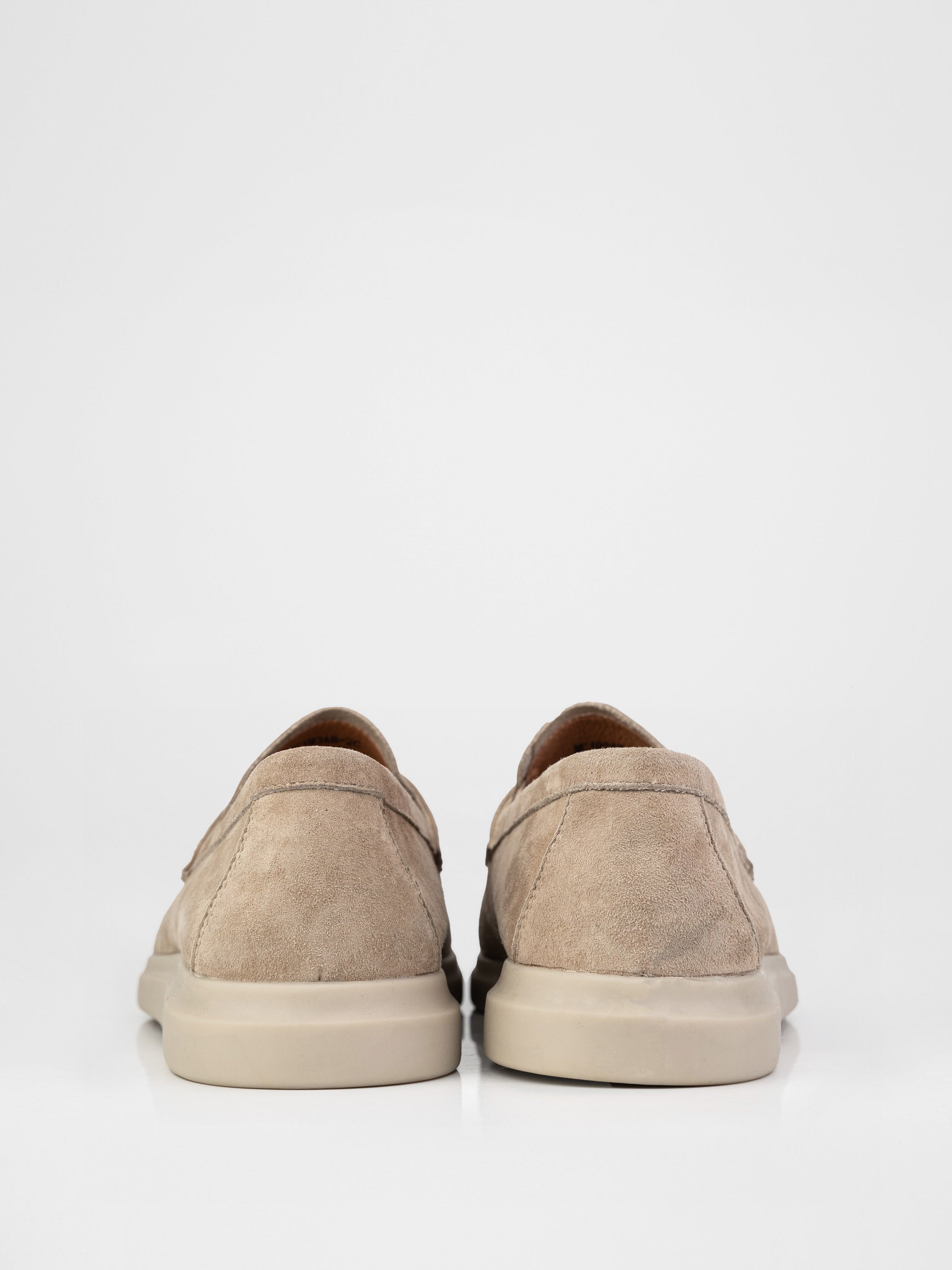 Замшеві лофери у бежевому кольорі