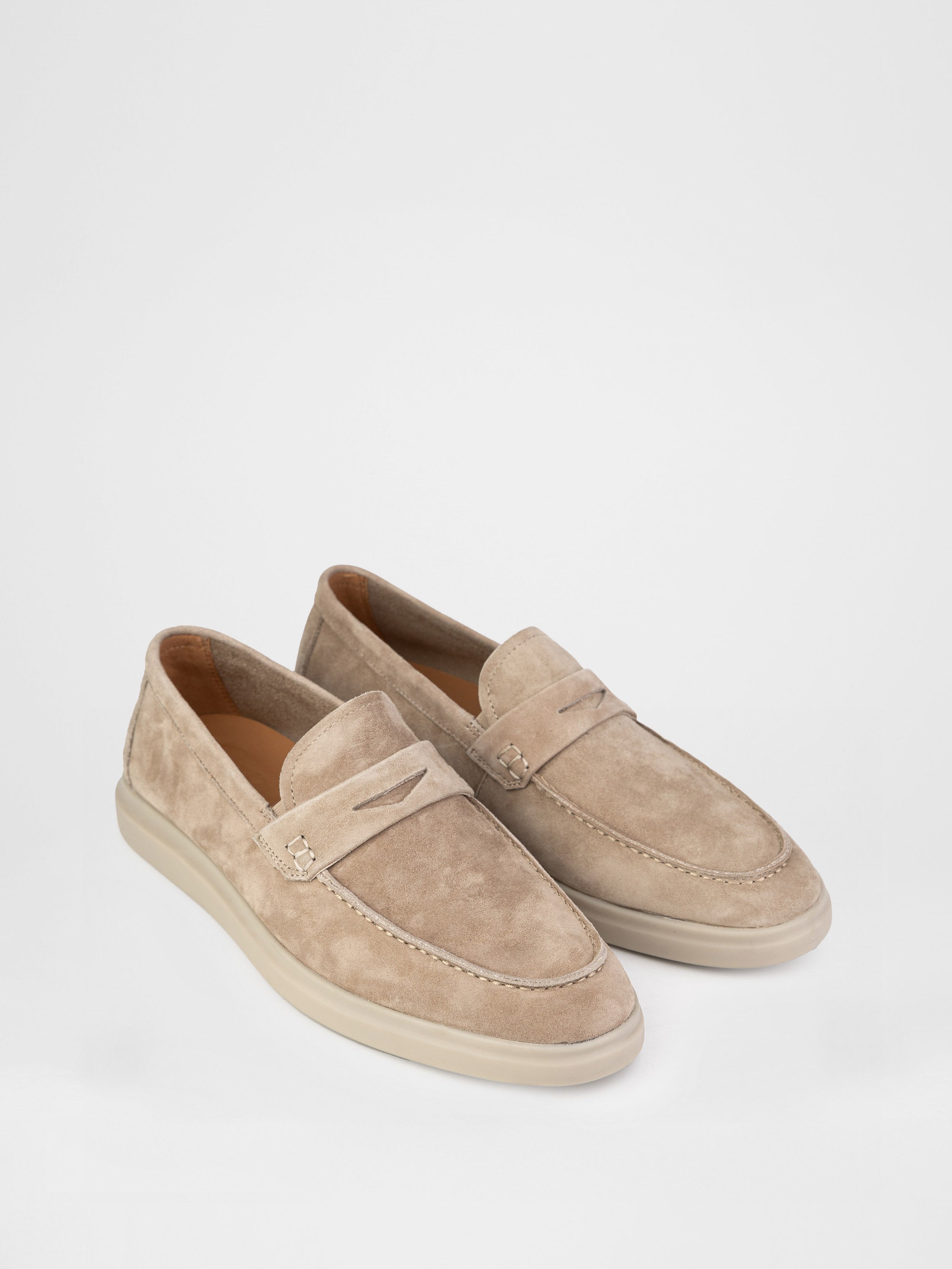 Замшеві лофери у бежевому кольорі