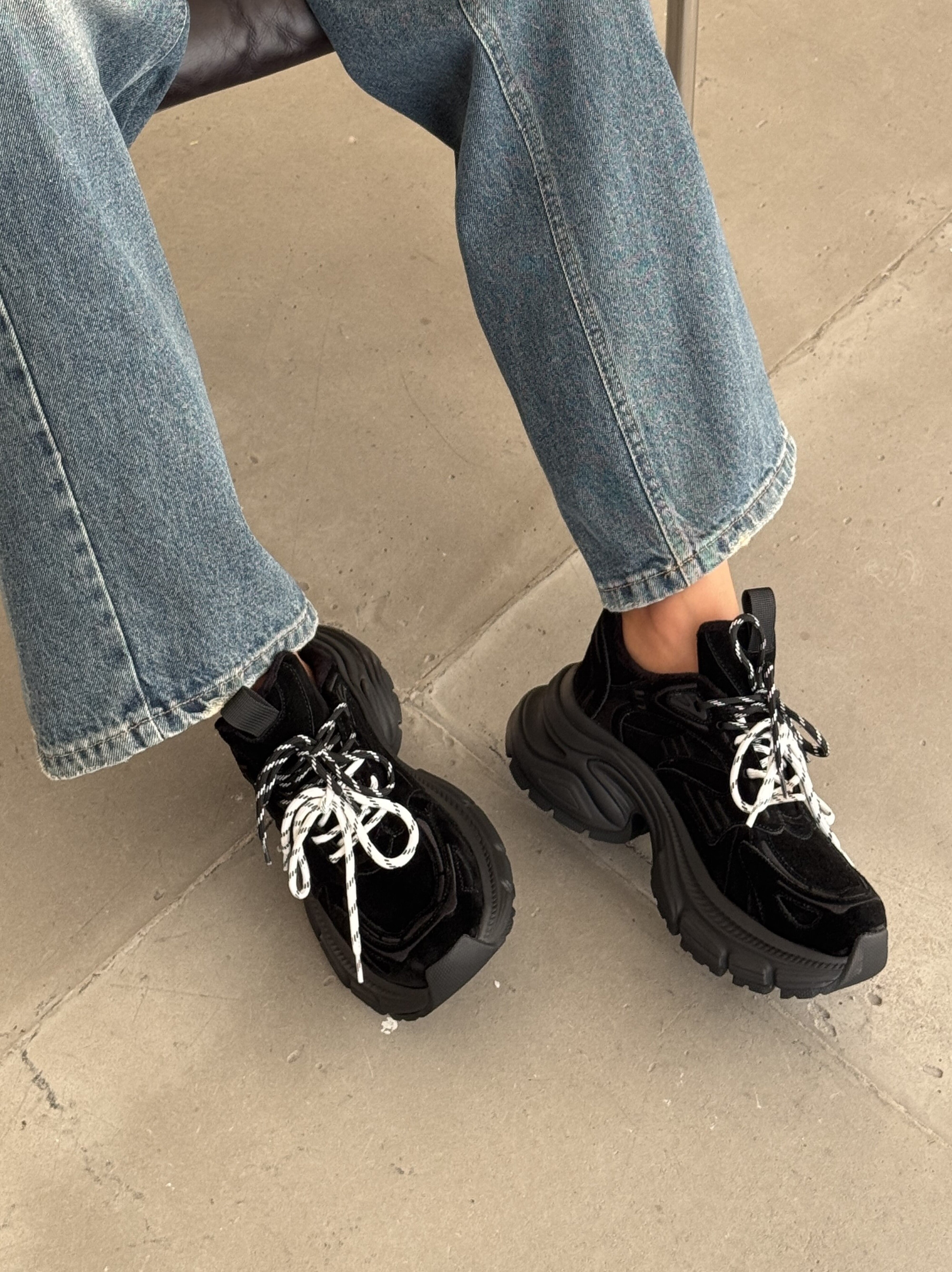 Замшеві кросівки на масивній підошві у чорному кольорі