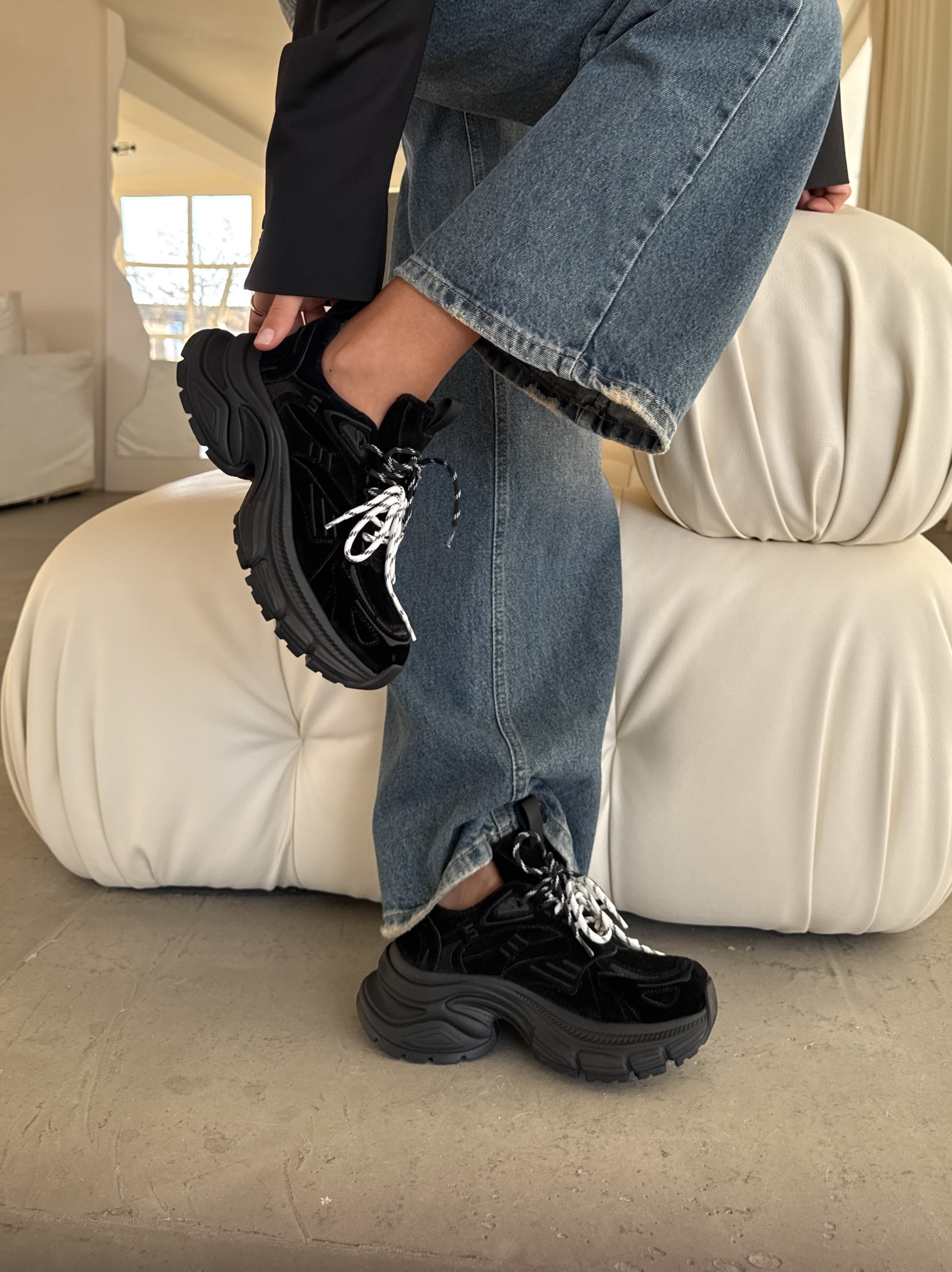 Замшеві кросівки на масивній підошві у чорному кольорі