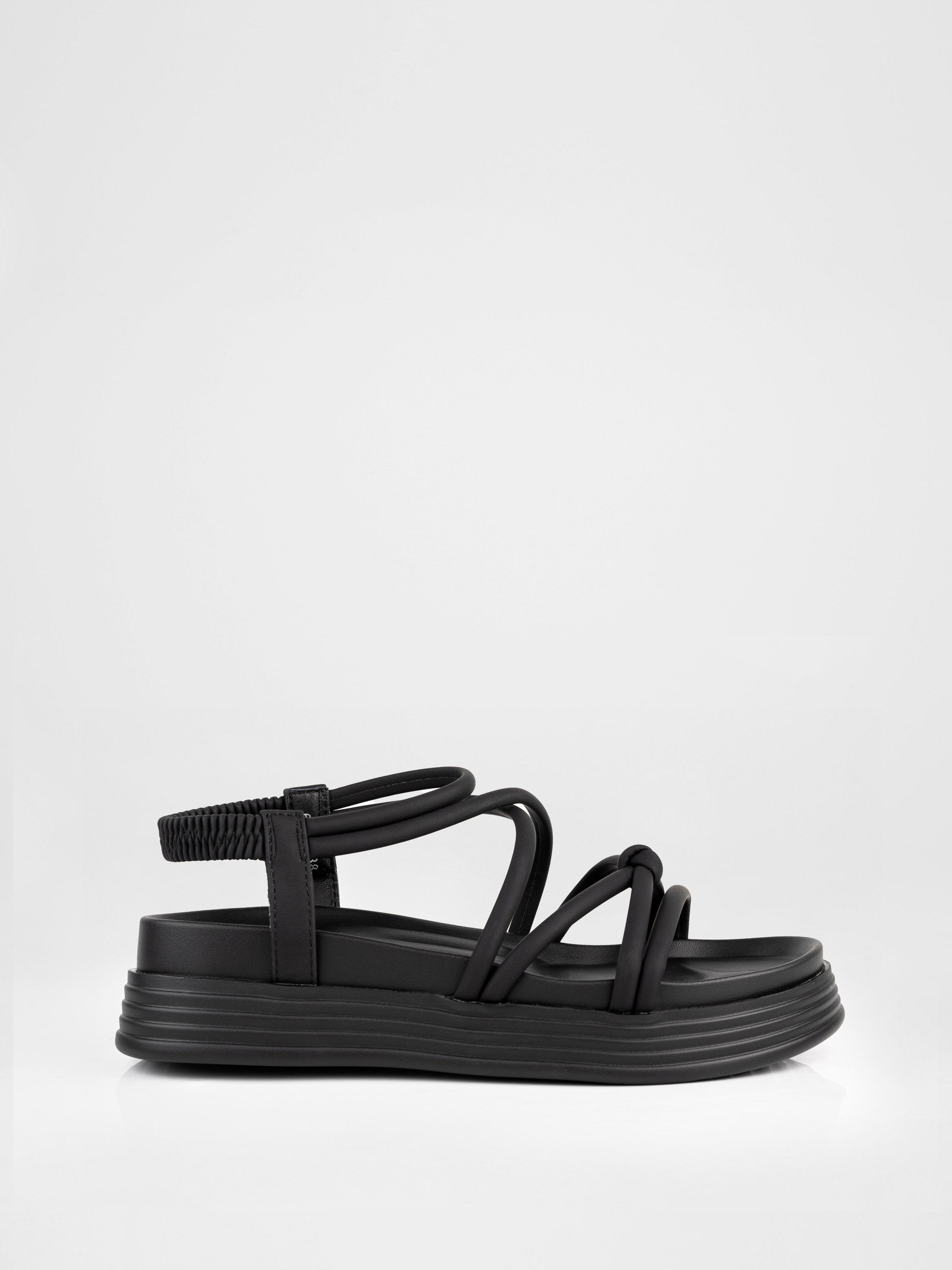 Босоніжки у чорному кольорі на масивній підошві