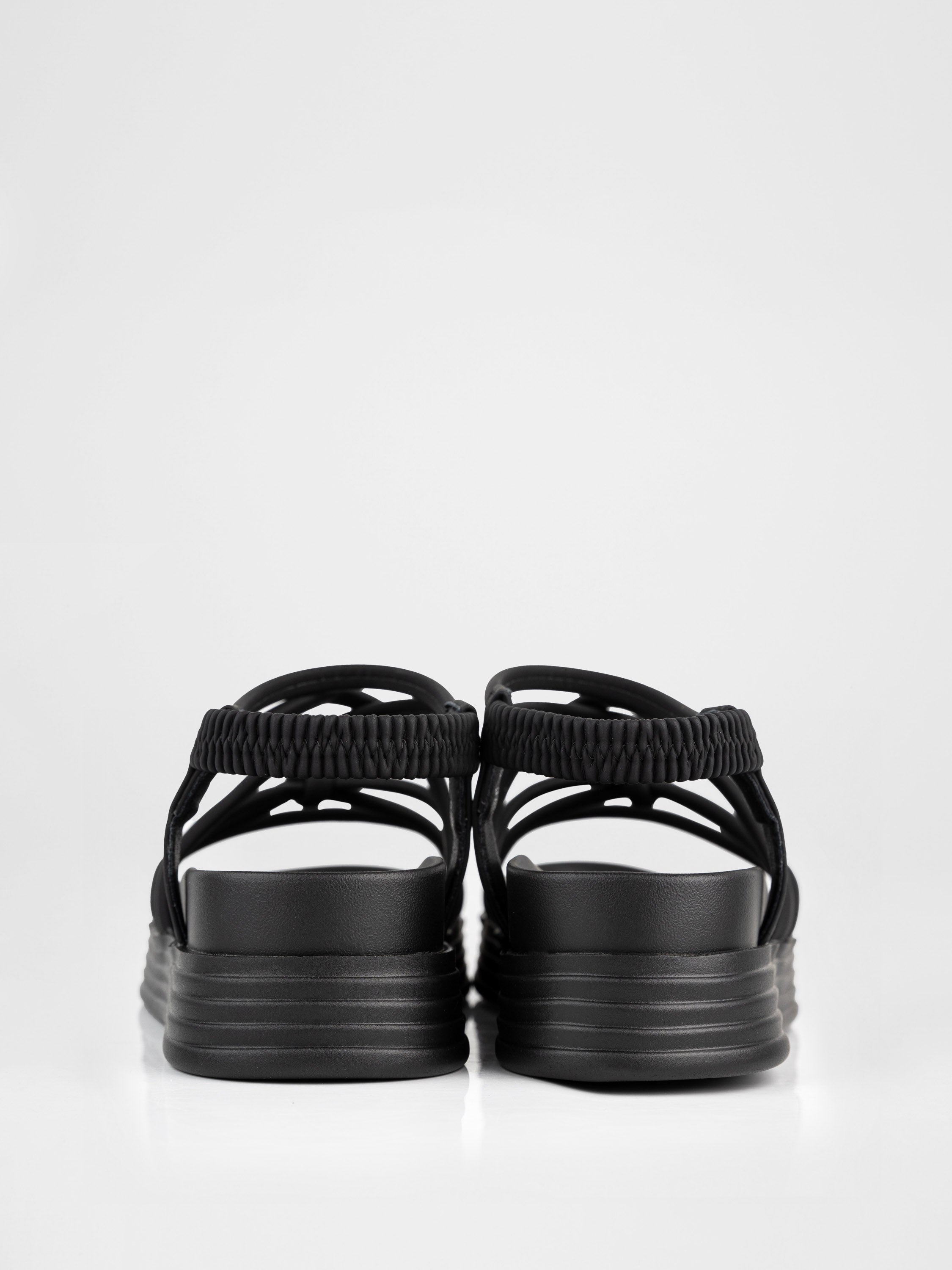 Босоніжки у чорному кольорі на масивній підошві