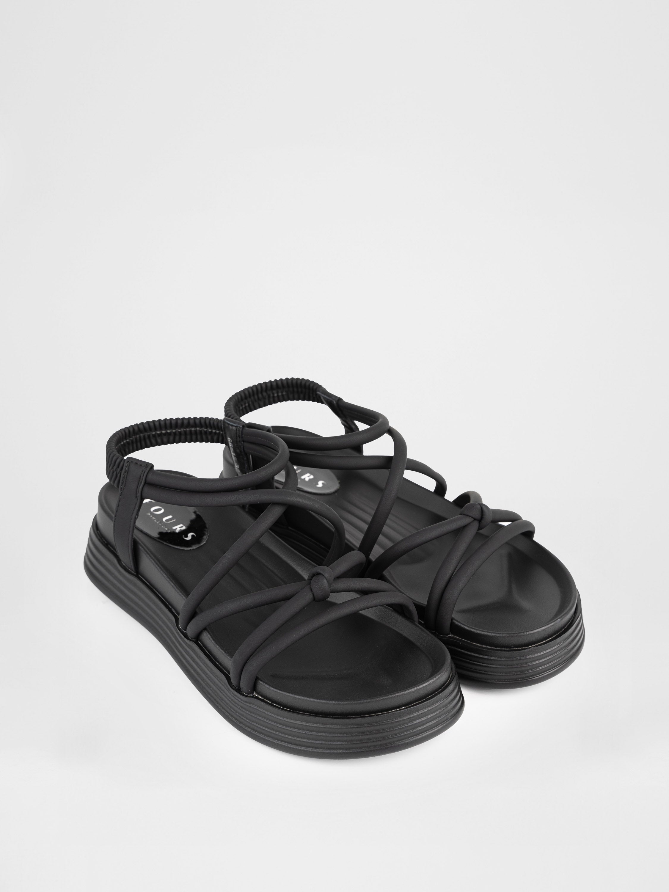 Босоніжки у чорному кольорі на масивній підошві