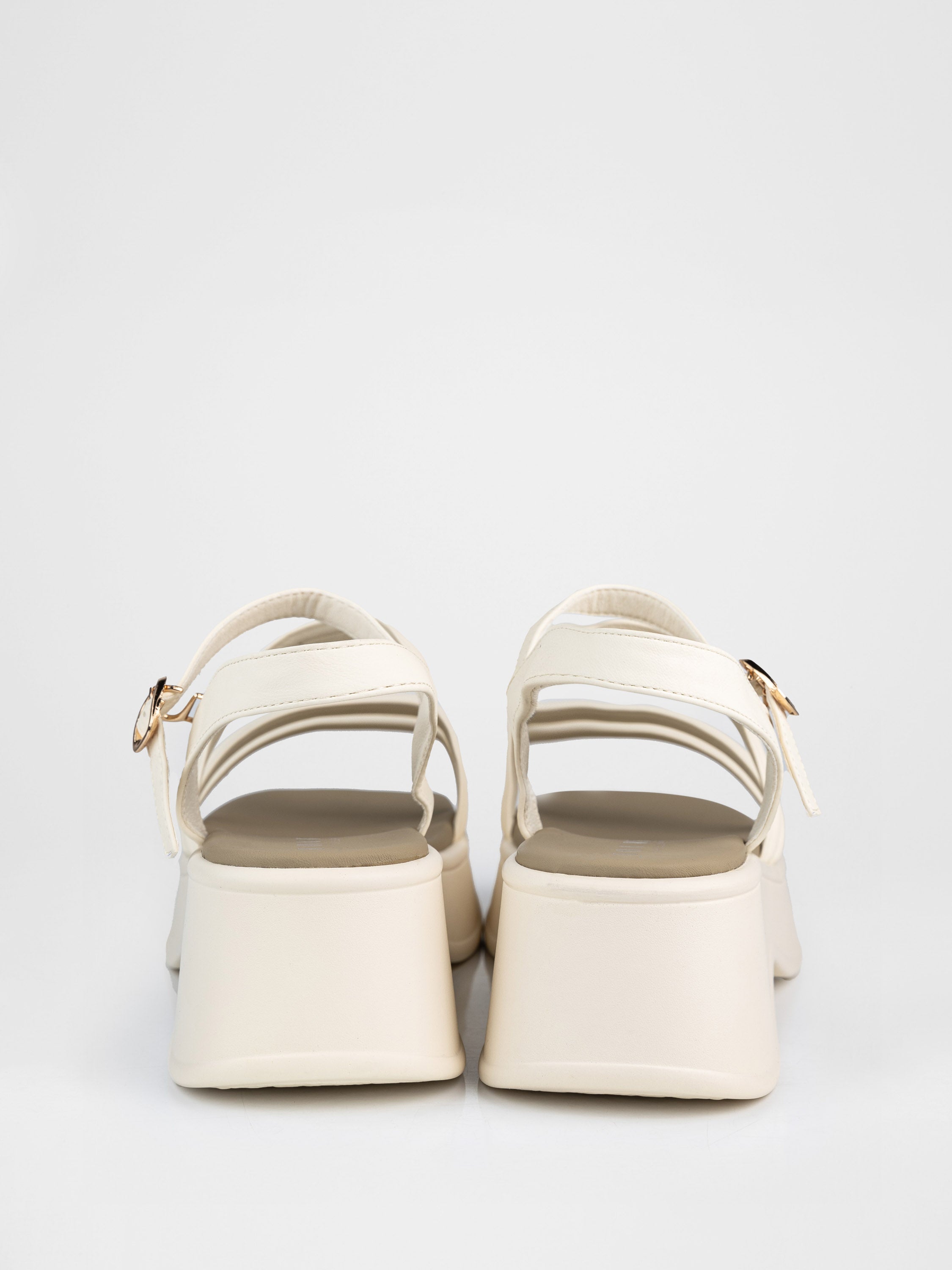 Босоніжки на платформі з переплетінням у бежевому кольорі