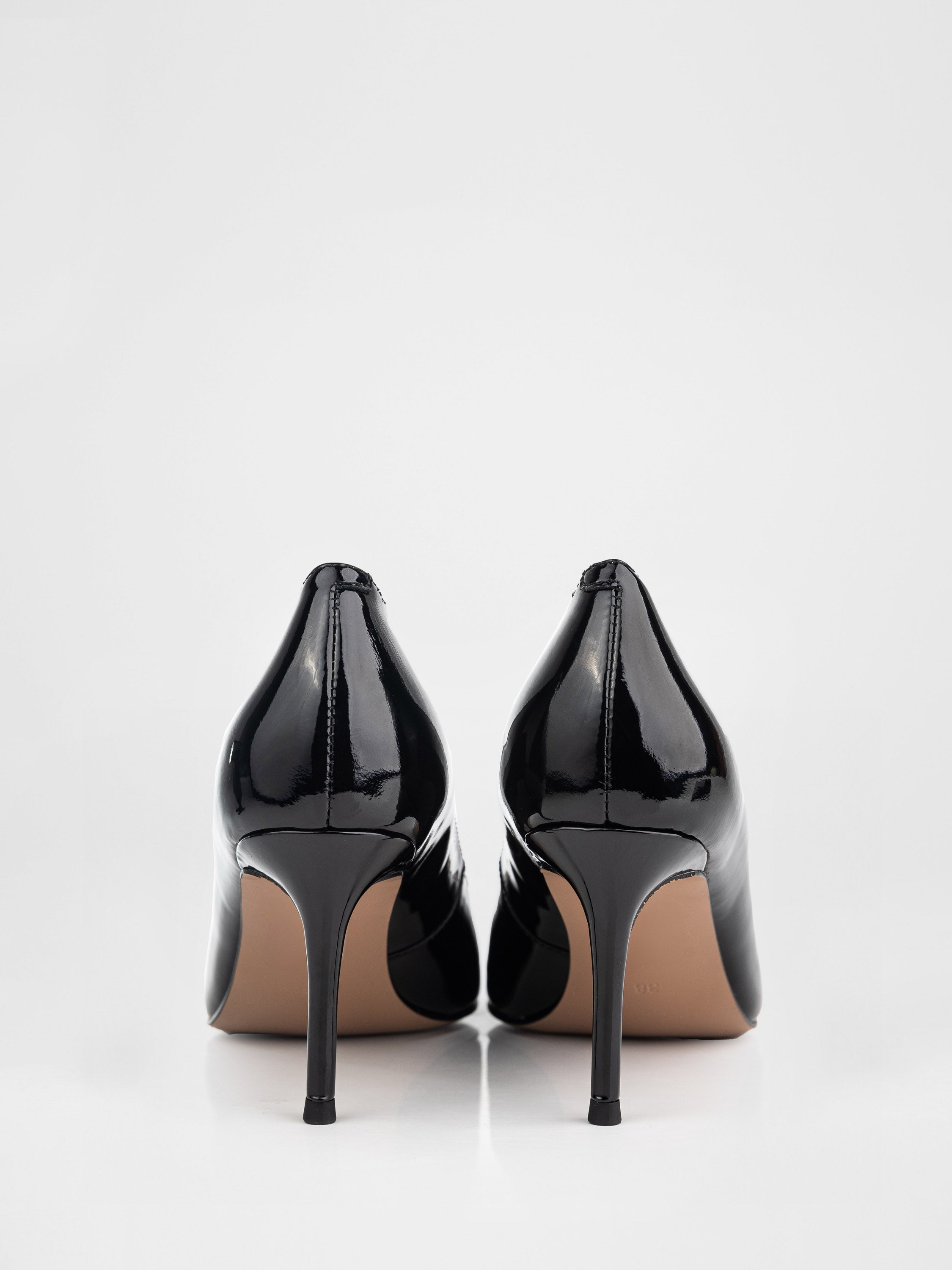 Лаковані туфлі човники у чорному кольорі