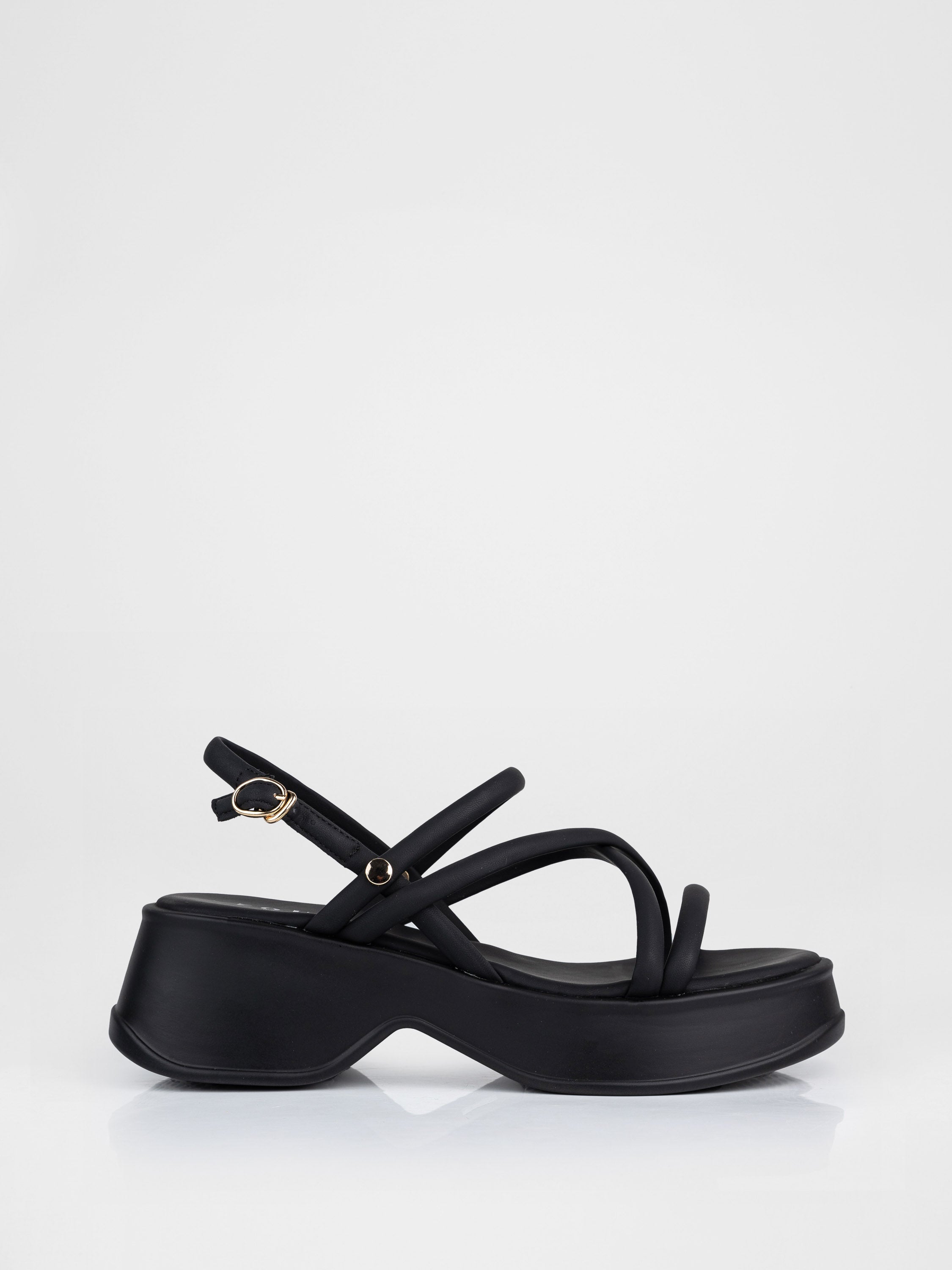 Босоніжки на платформі з у чорному кольорі