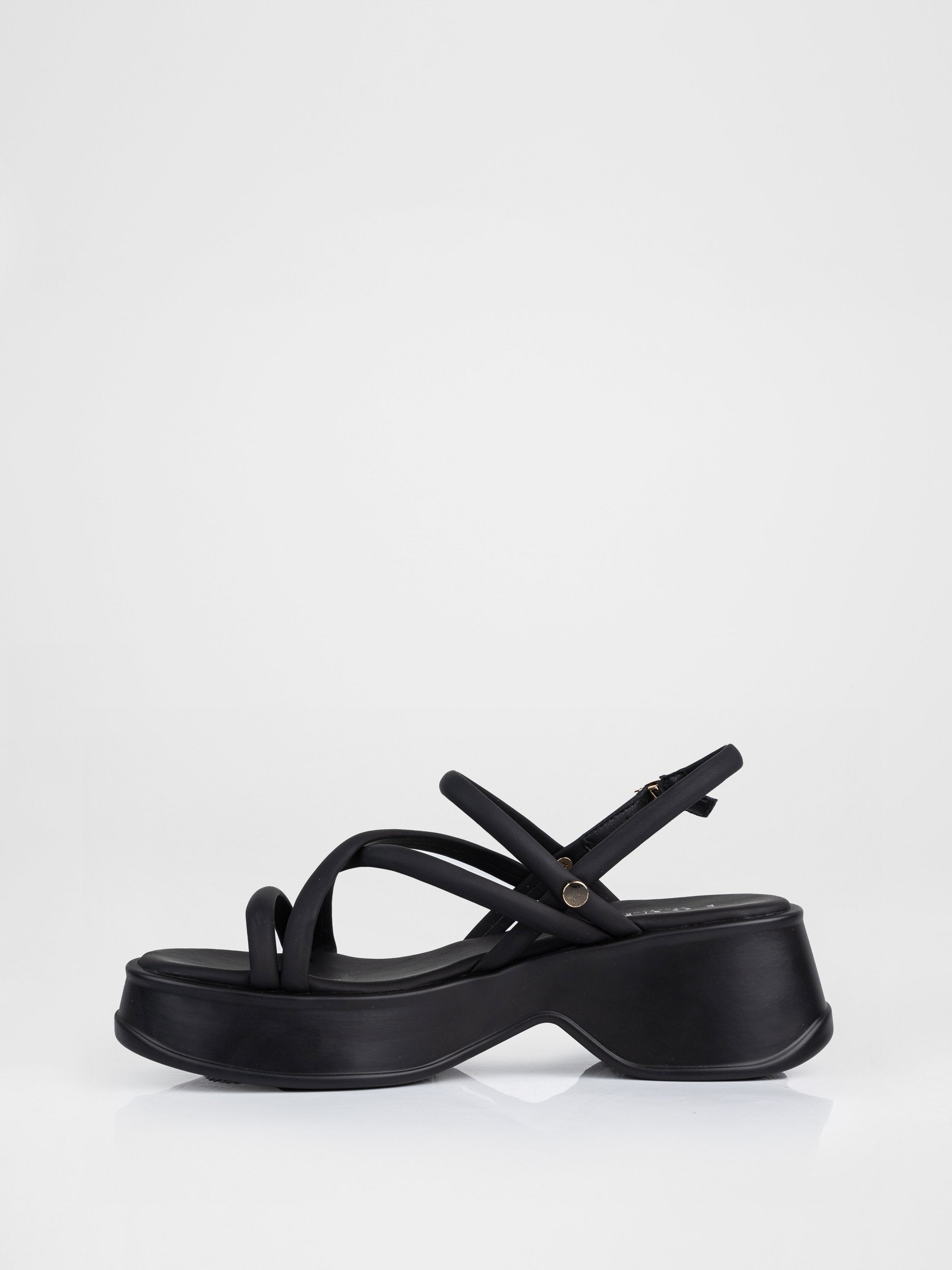 Босоніжки на платформі з у чорному кольорі