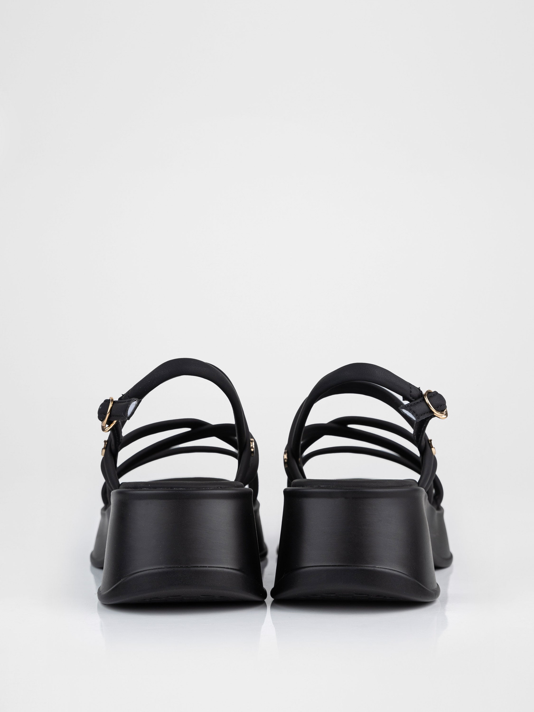 Босоніжки на платформі з у чорному кольорі