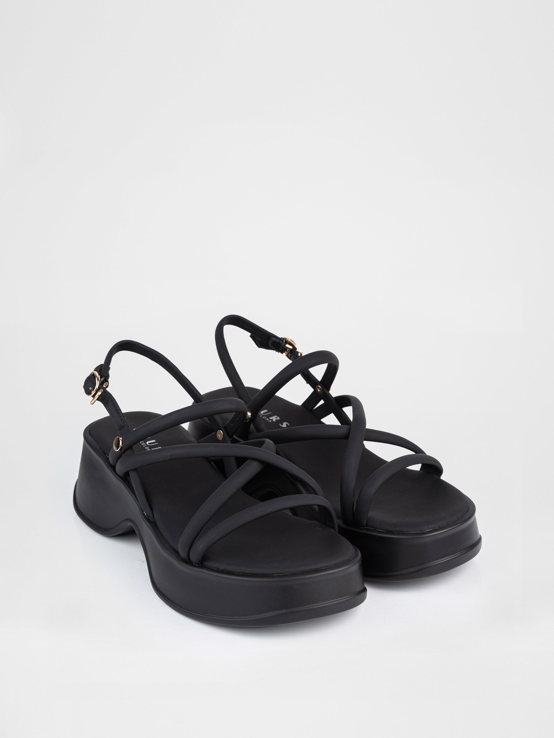 Босоніжки на платформі з у чорному кольорі