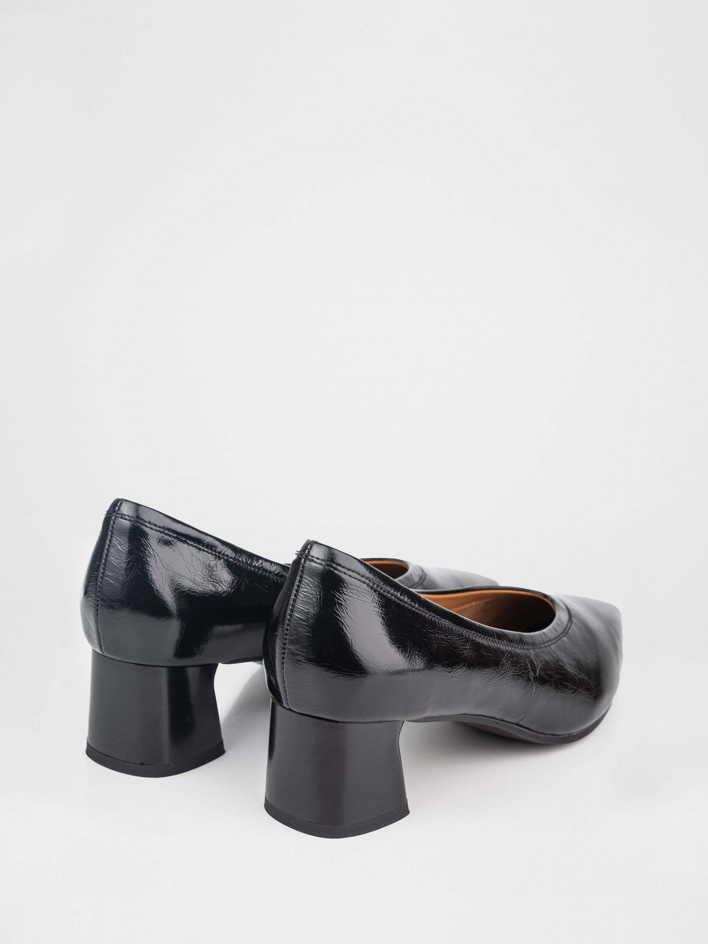 Лаковані туфлі човники на стійких підборах