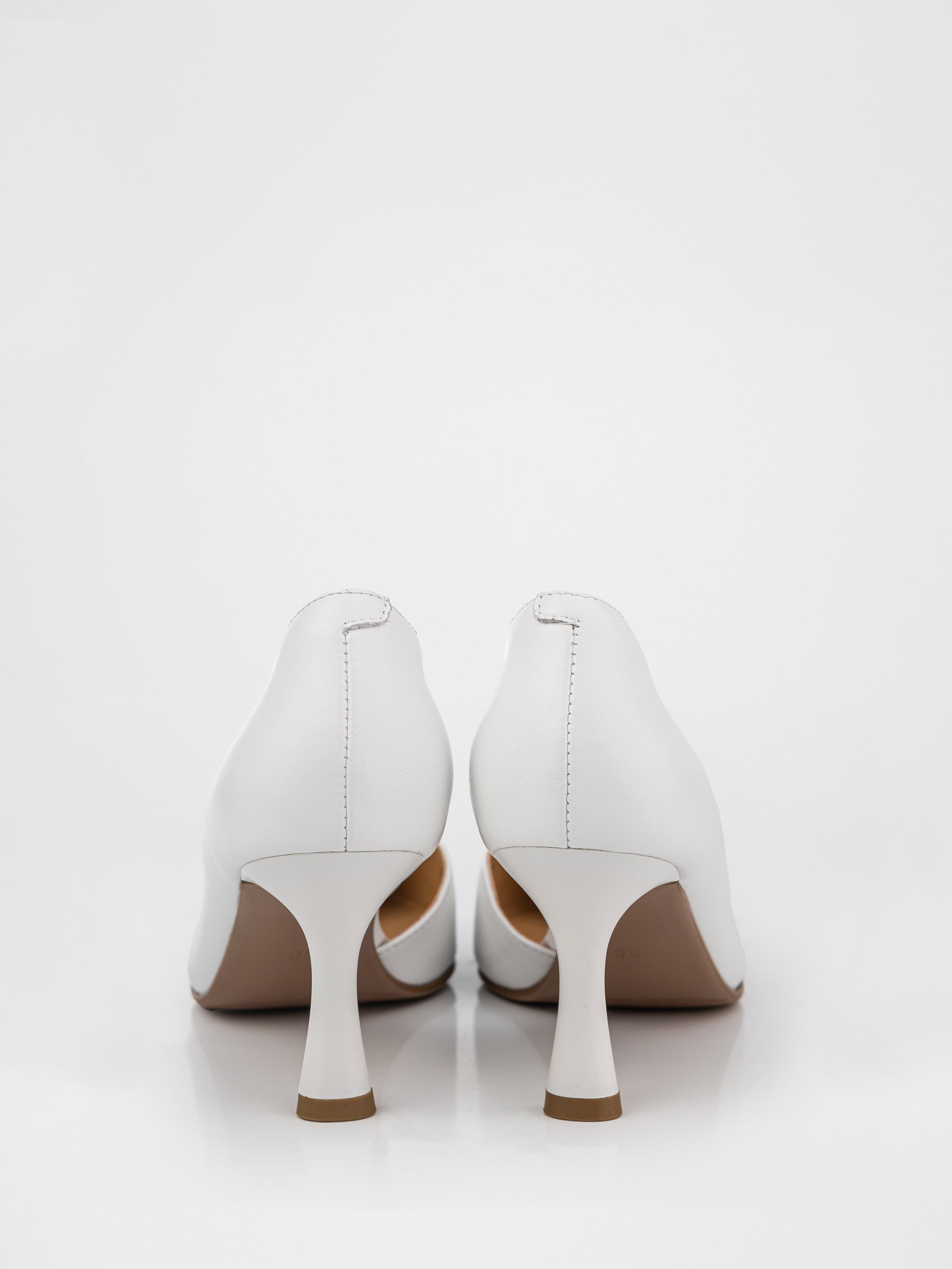 Шкіряні туфлі човники у білому кольорі