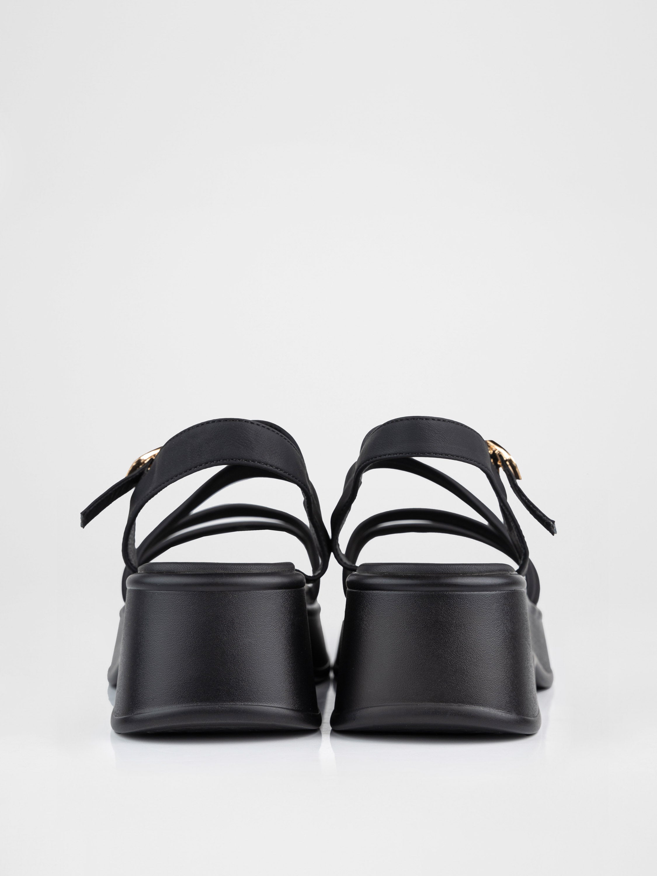 Босоніжки на платформі з переплетінням у чорному кольорі