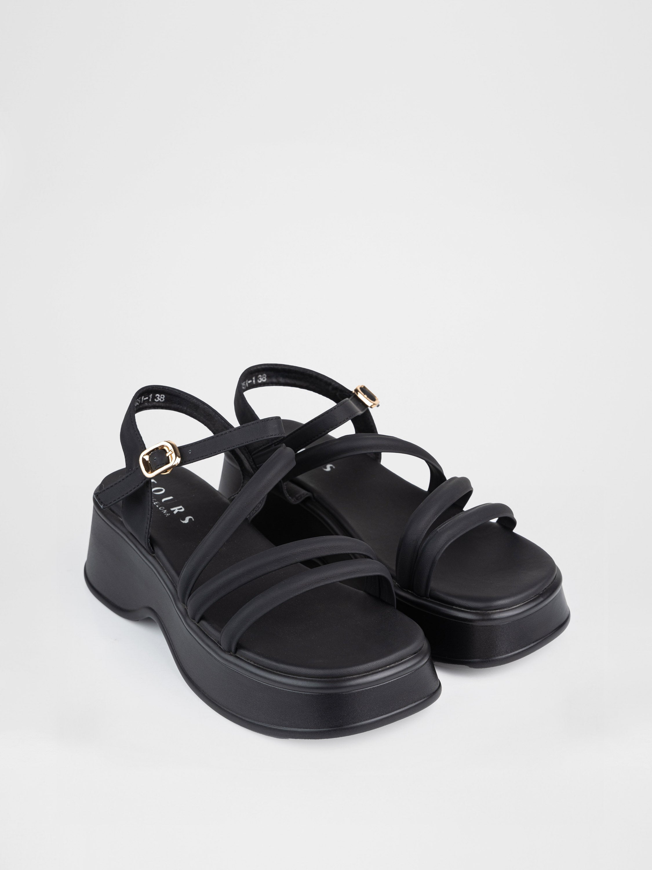 Босоніжки на платформі з переплетінням у чорному кольорі