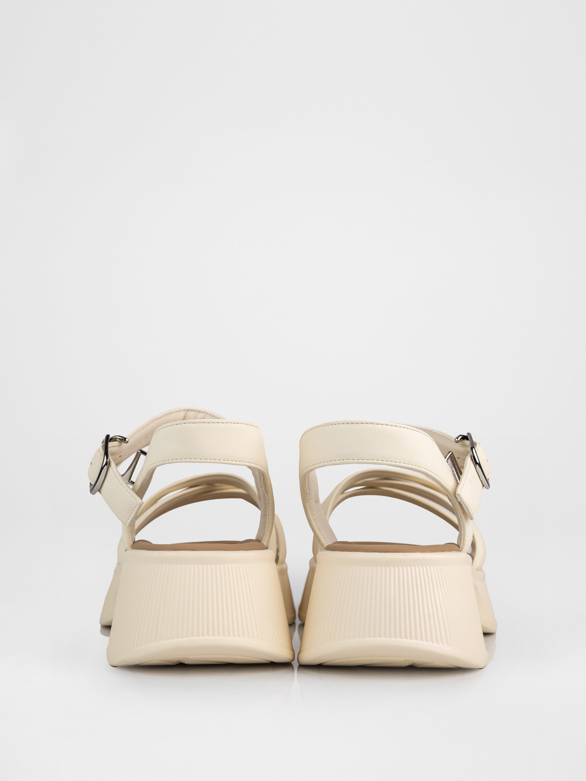 Босоніжки на платформі з переплетінням у бежеому кольорі