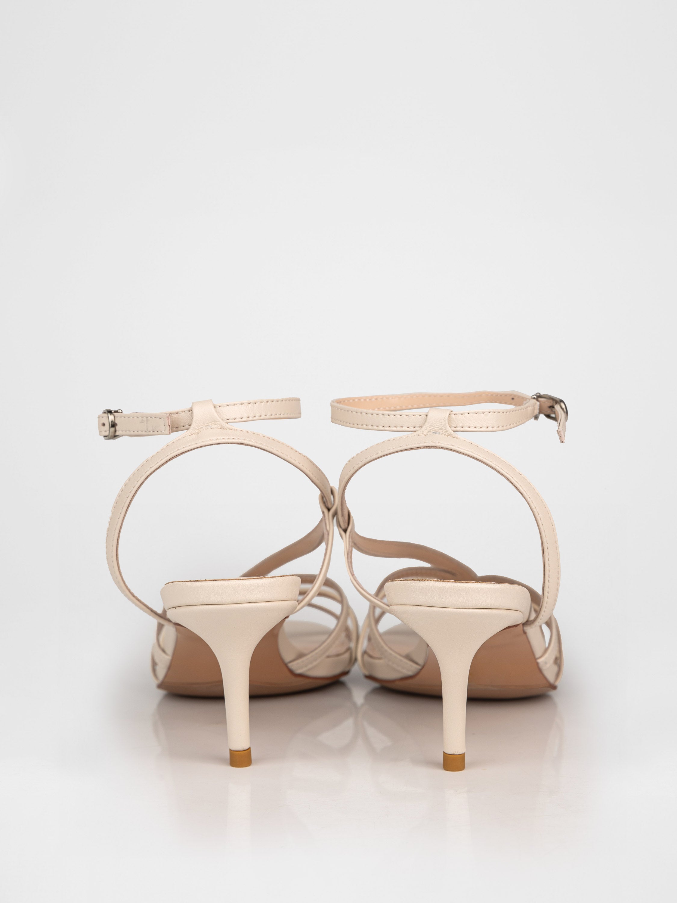 Босоніжки на підборах у бежевому кольорі