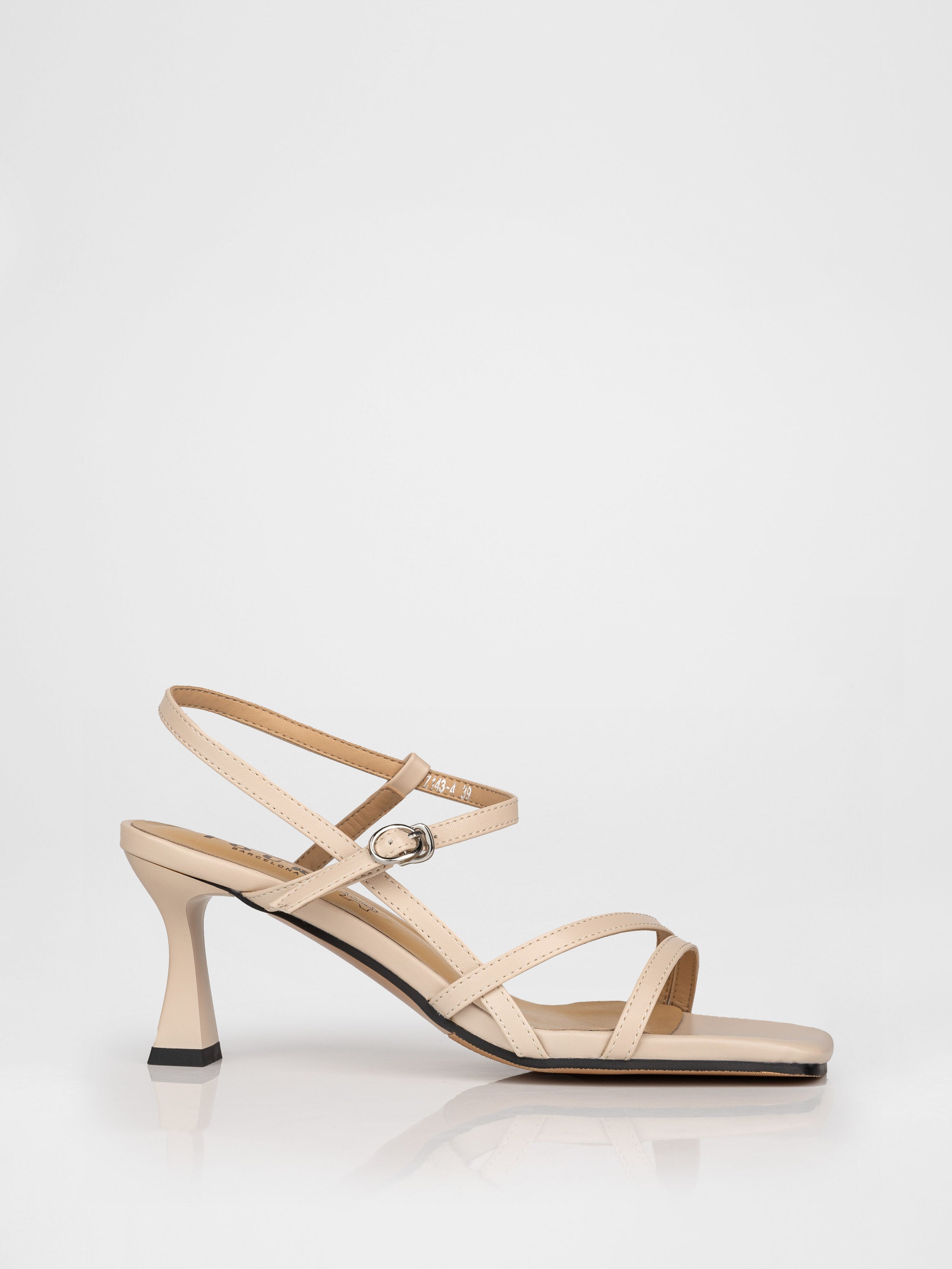 Босоніжки на підборах у бежевому кольорі