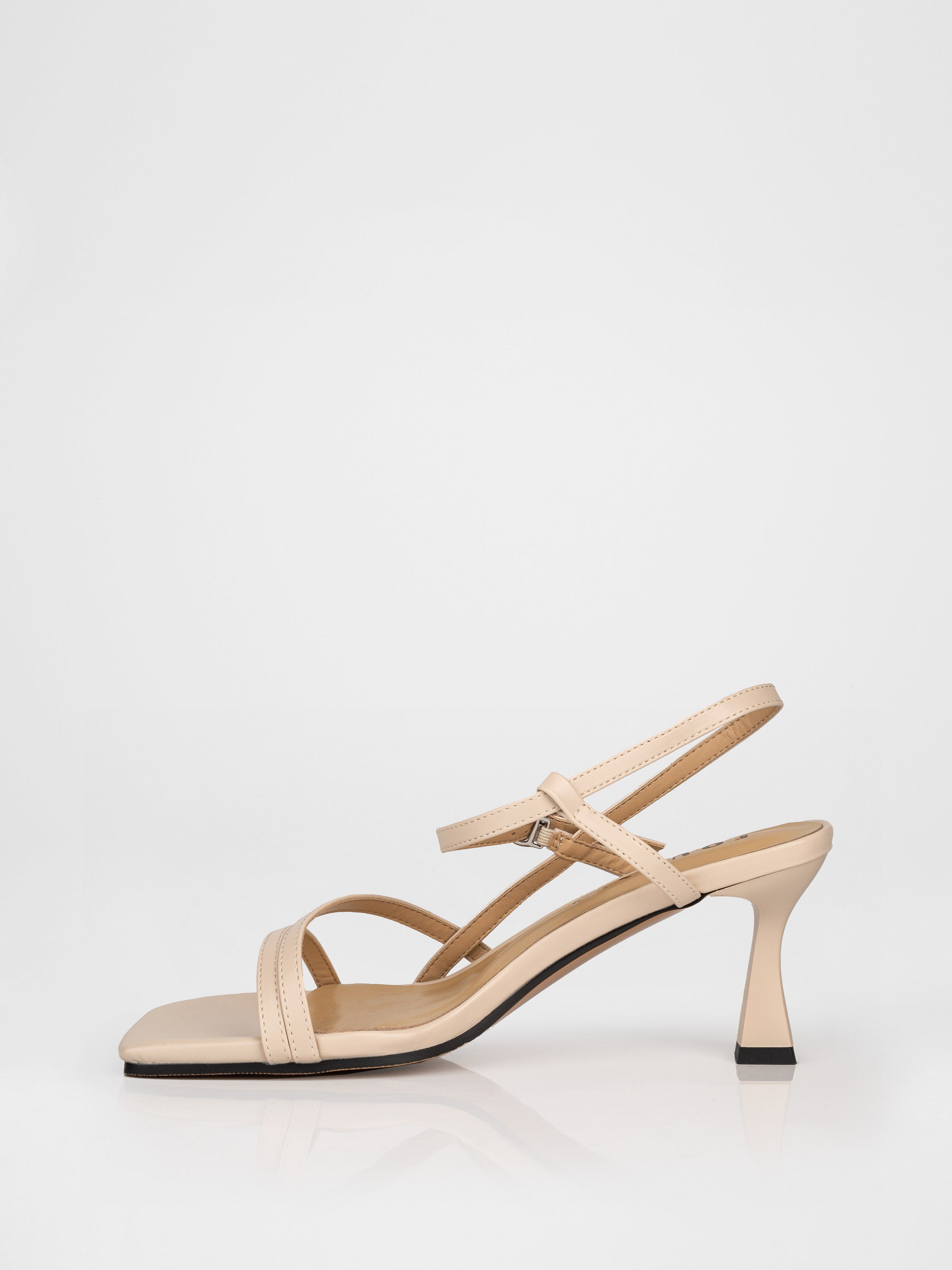 Босоніжки на підборах у бежевому кольорі