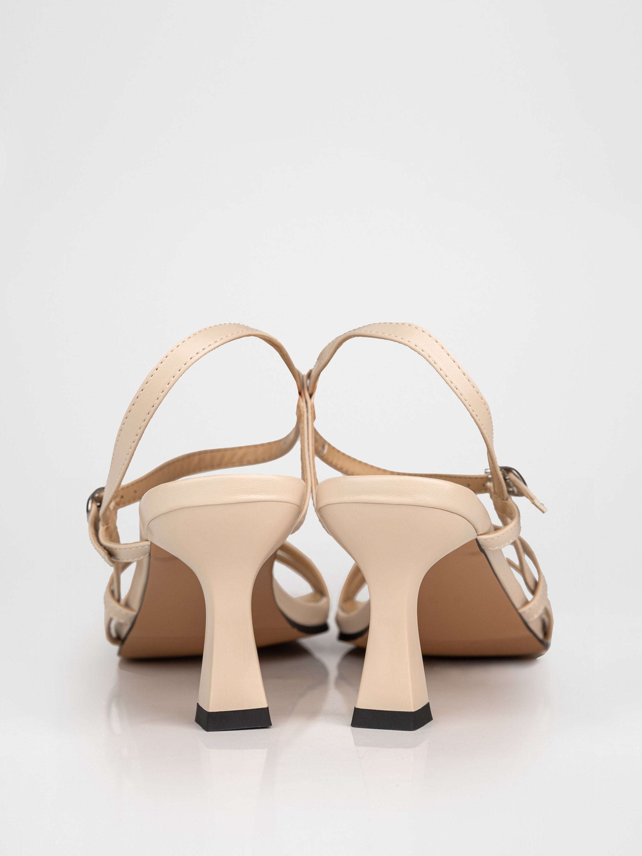 Босоніжки на підборах у бежевому кольорі