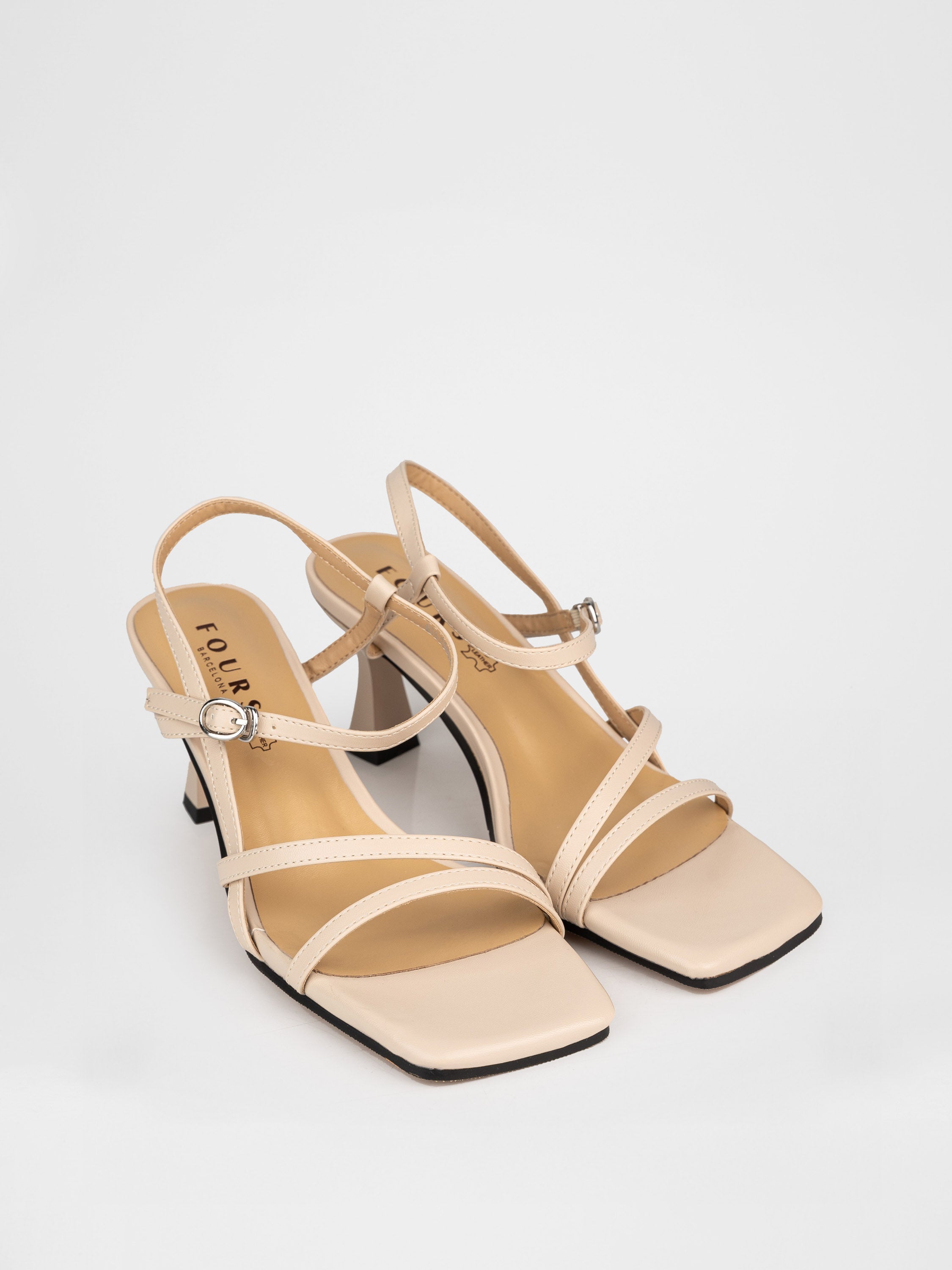 Босоніжки на підборах у бежевому кольорі