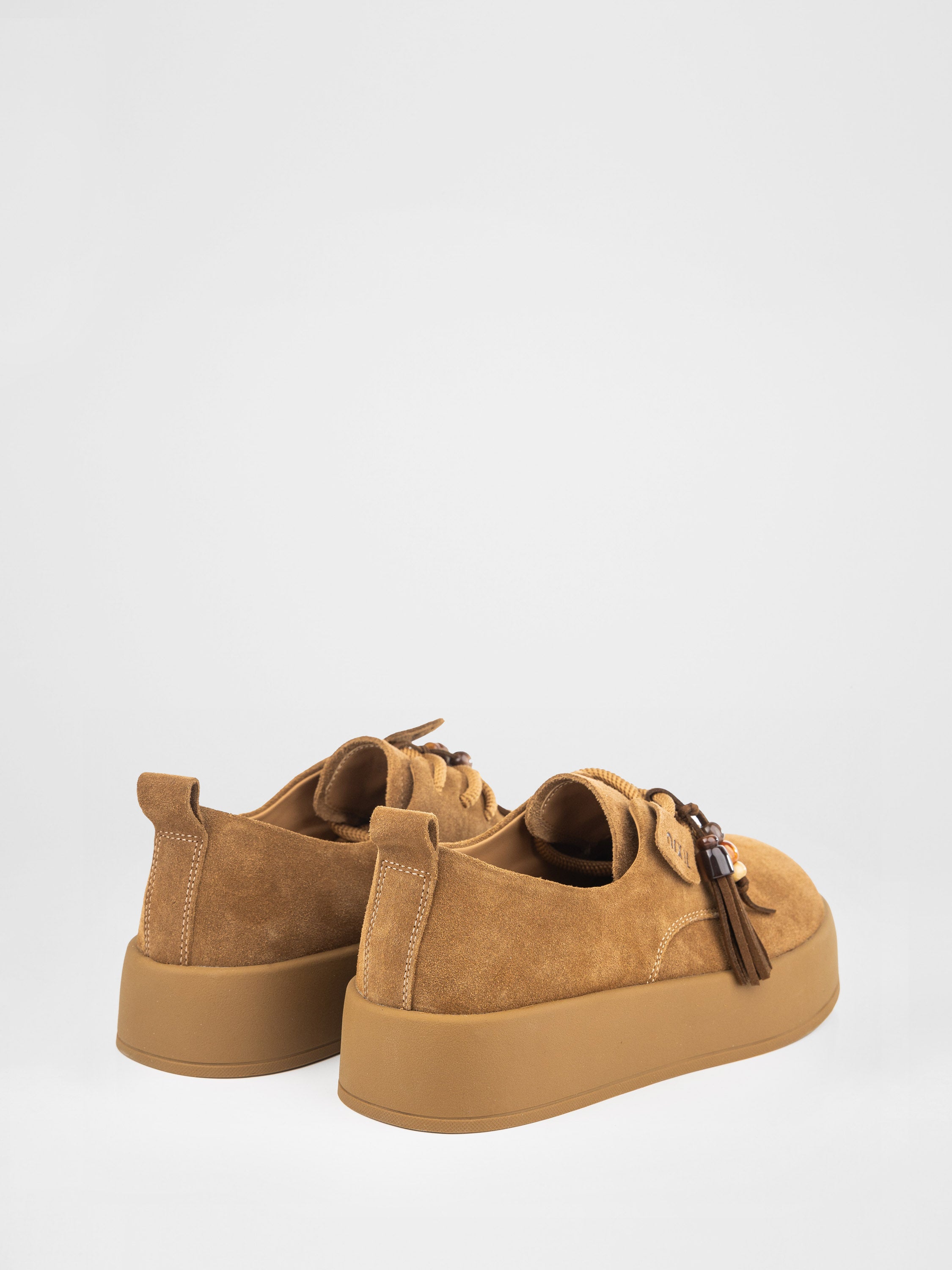 Замшеві лофери у карамельному кольорі