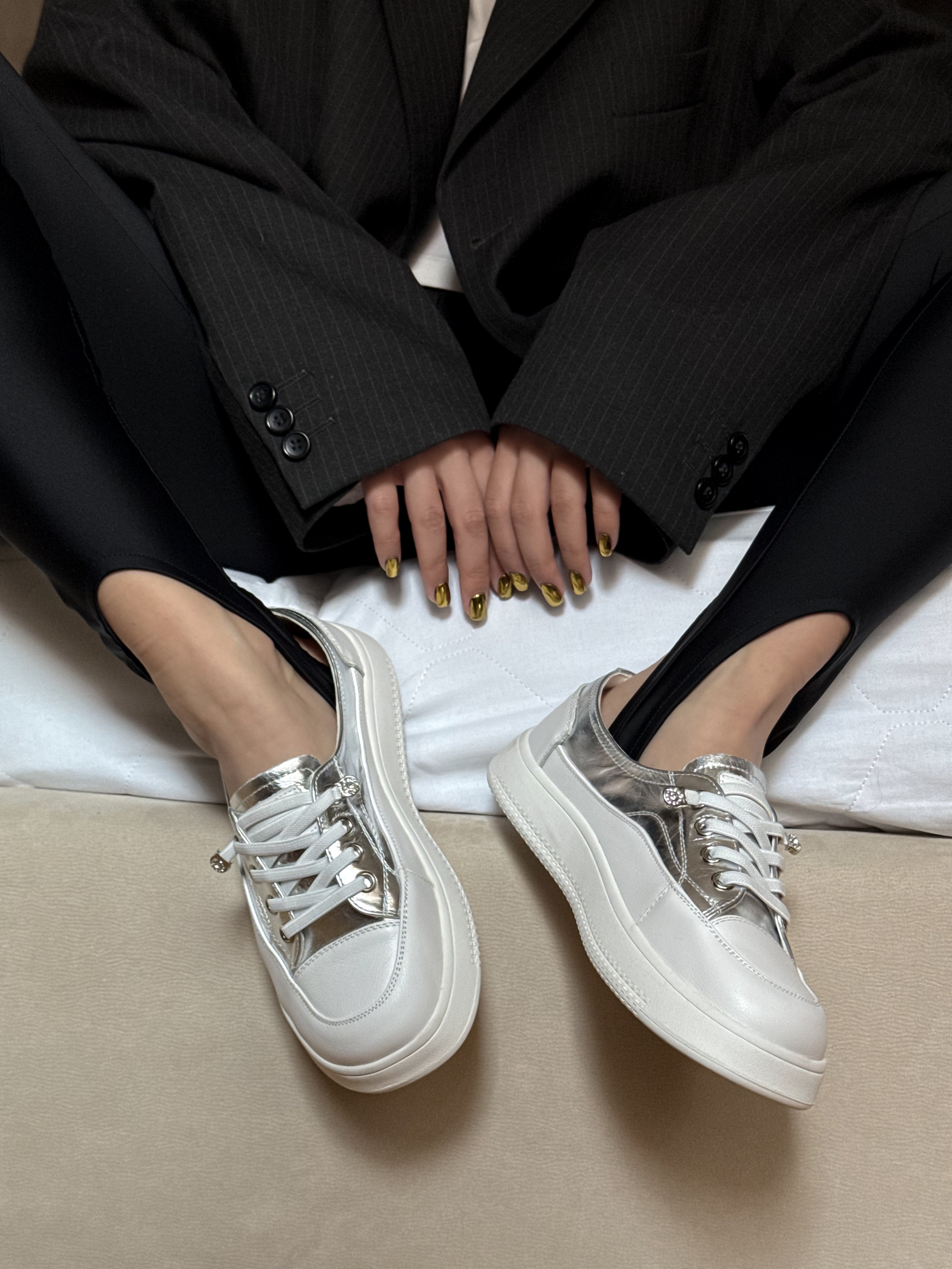 Кеди у білому кольорі з срібними вставками