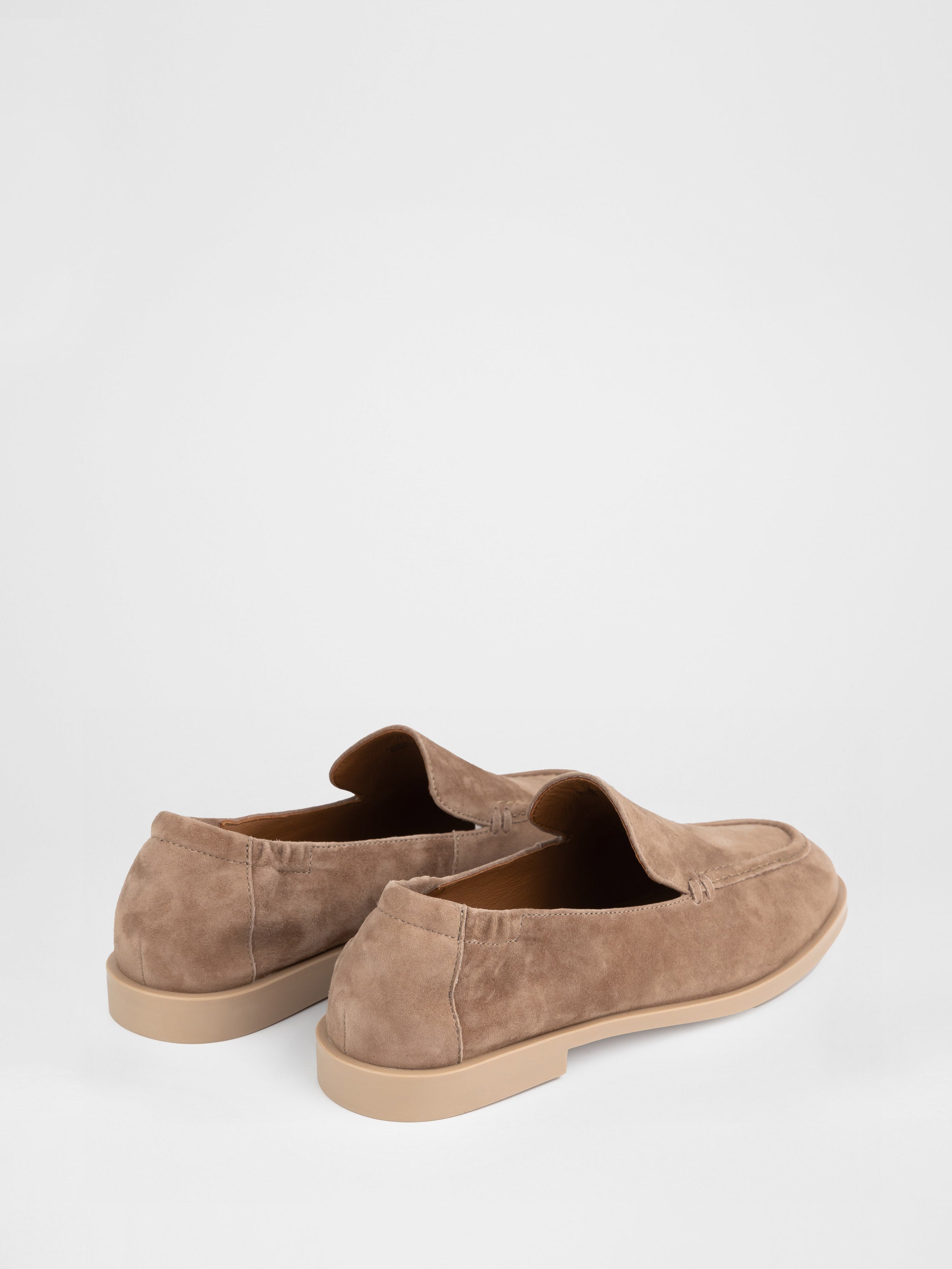 Замшеві лофери у бежевому відтінку