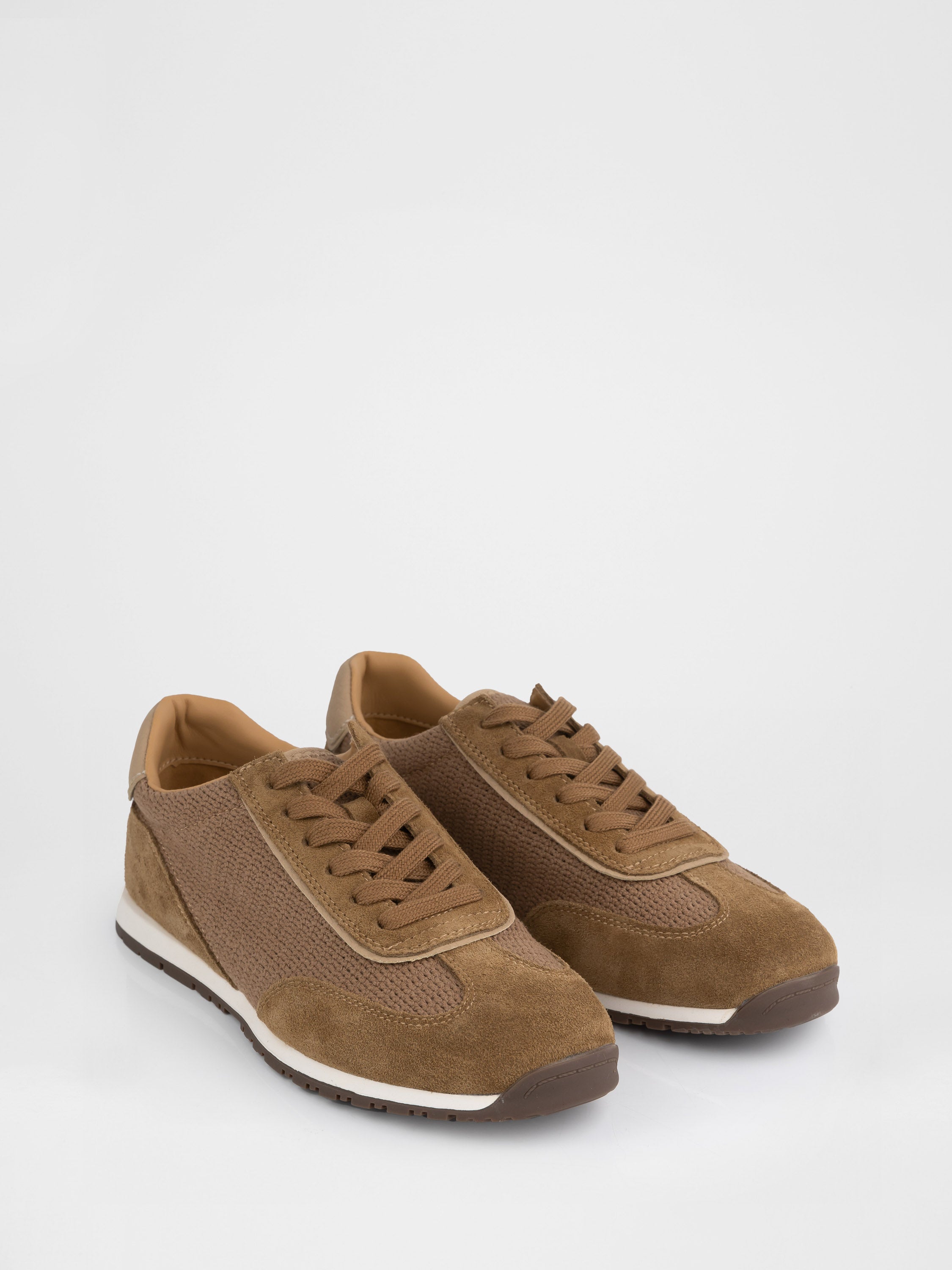 Легкі кросівки у бежевому відтінку