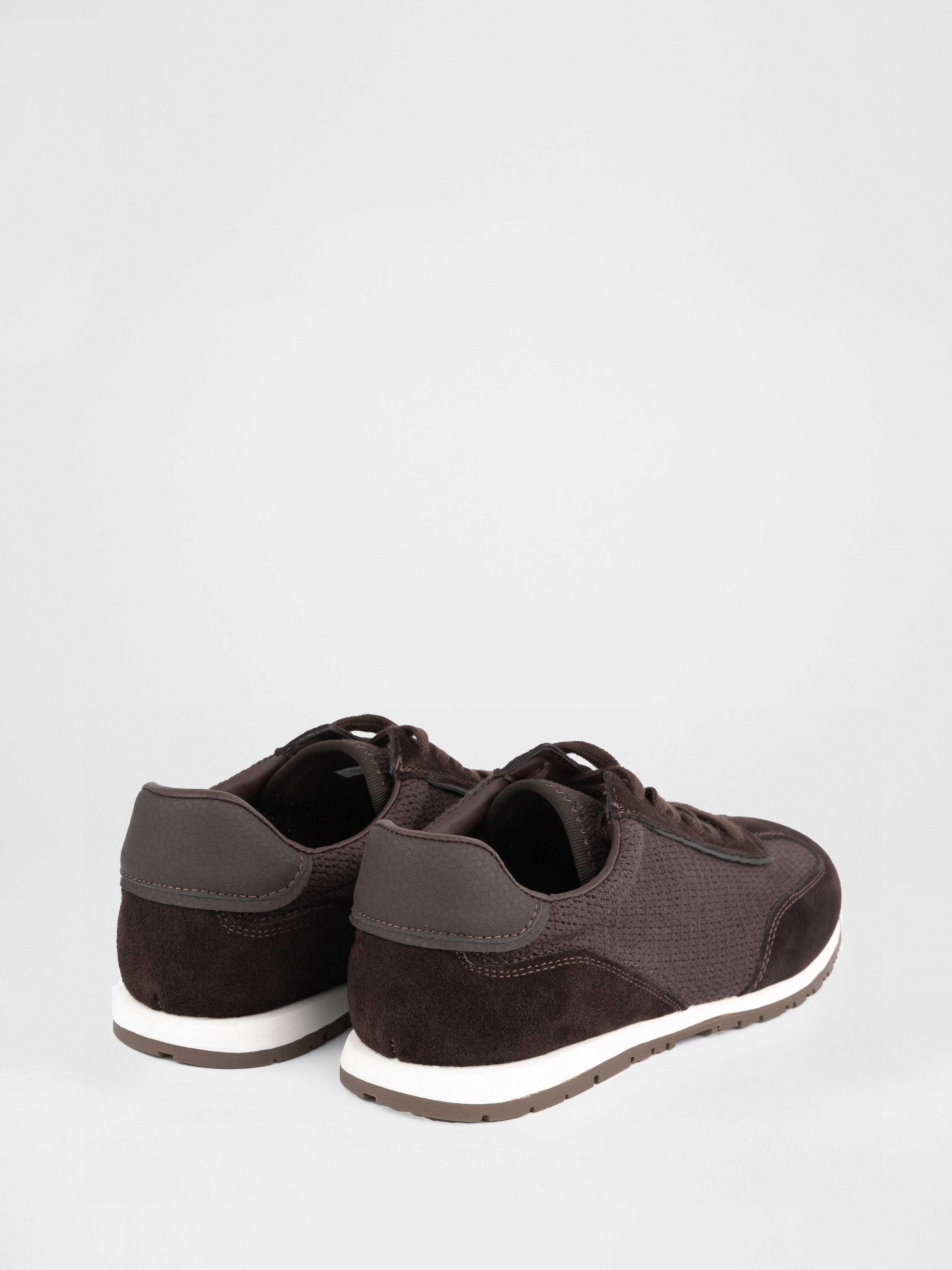 Легкі кросівки у коричневому відтінку