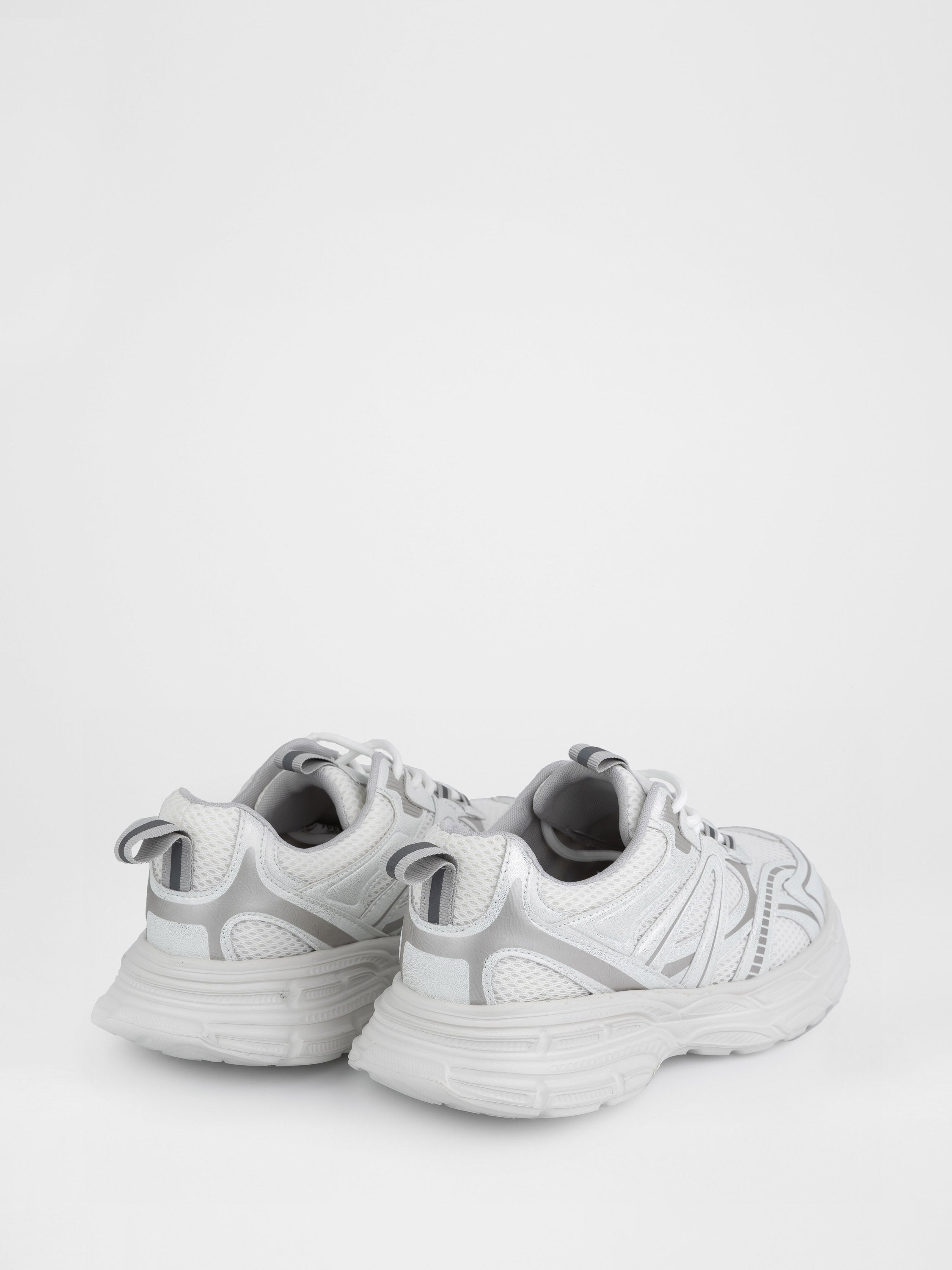 Спортивні кросівки у білому кольорі