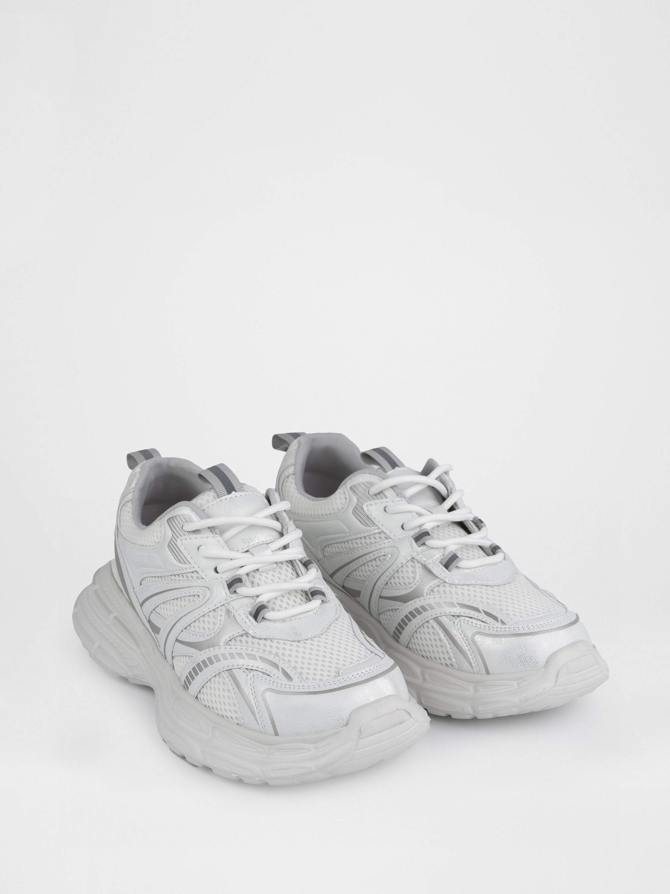 Спортивні кросівки у білому кольорі