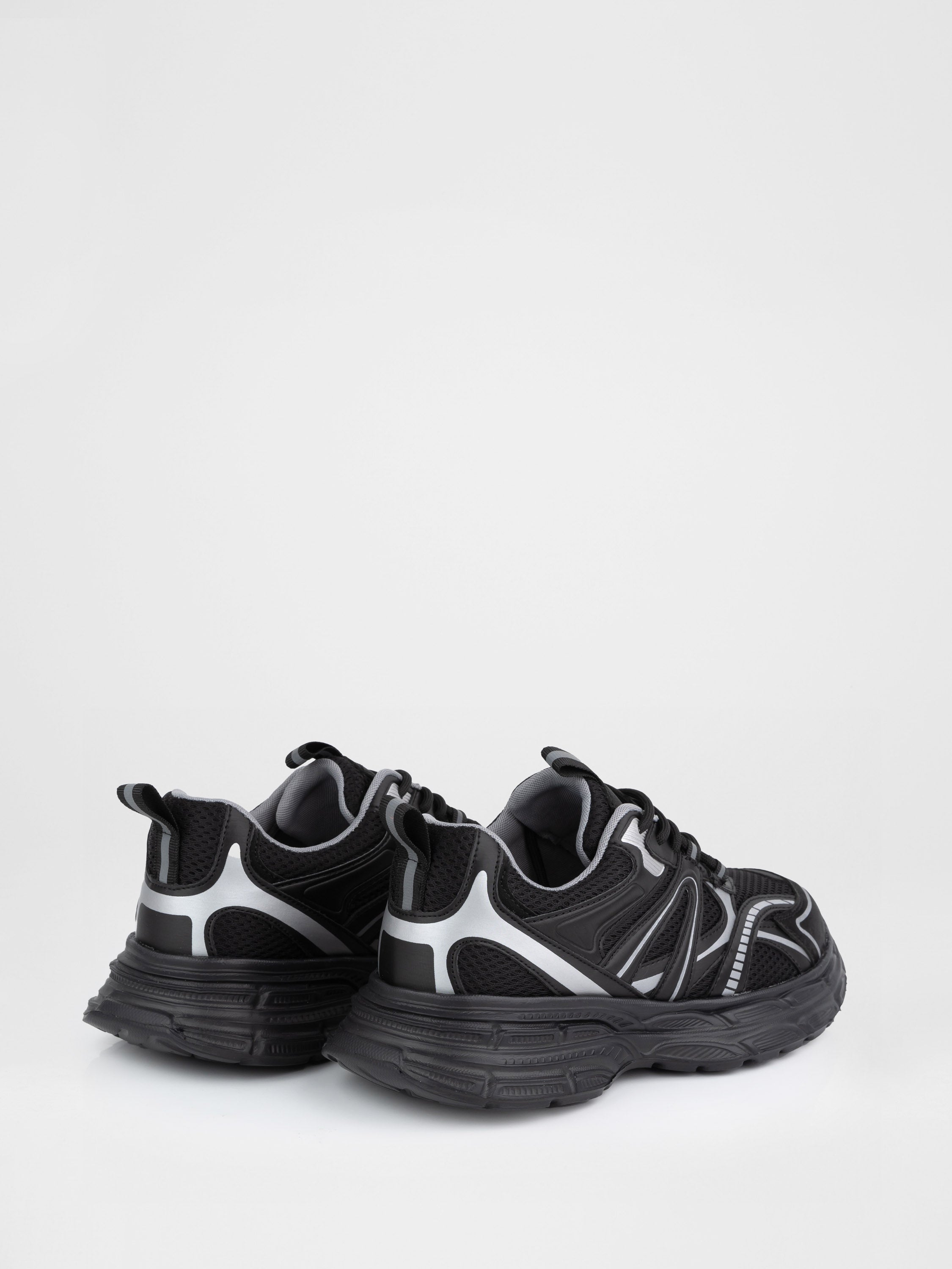 Спортивні кросівки у чорному кольорі