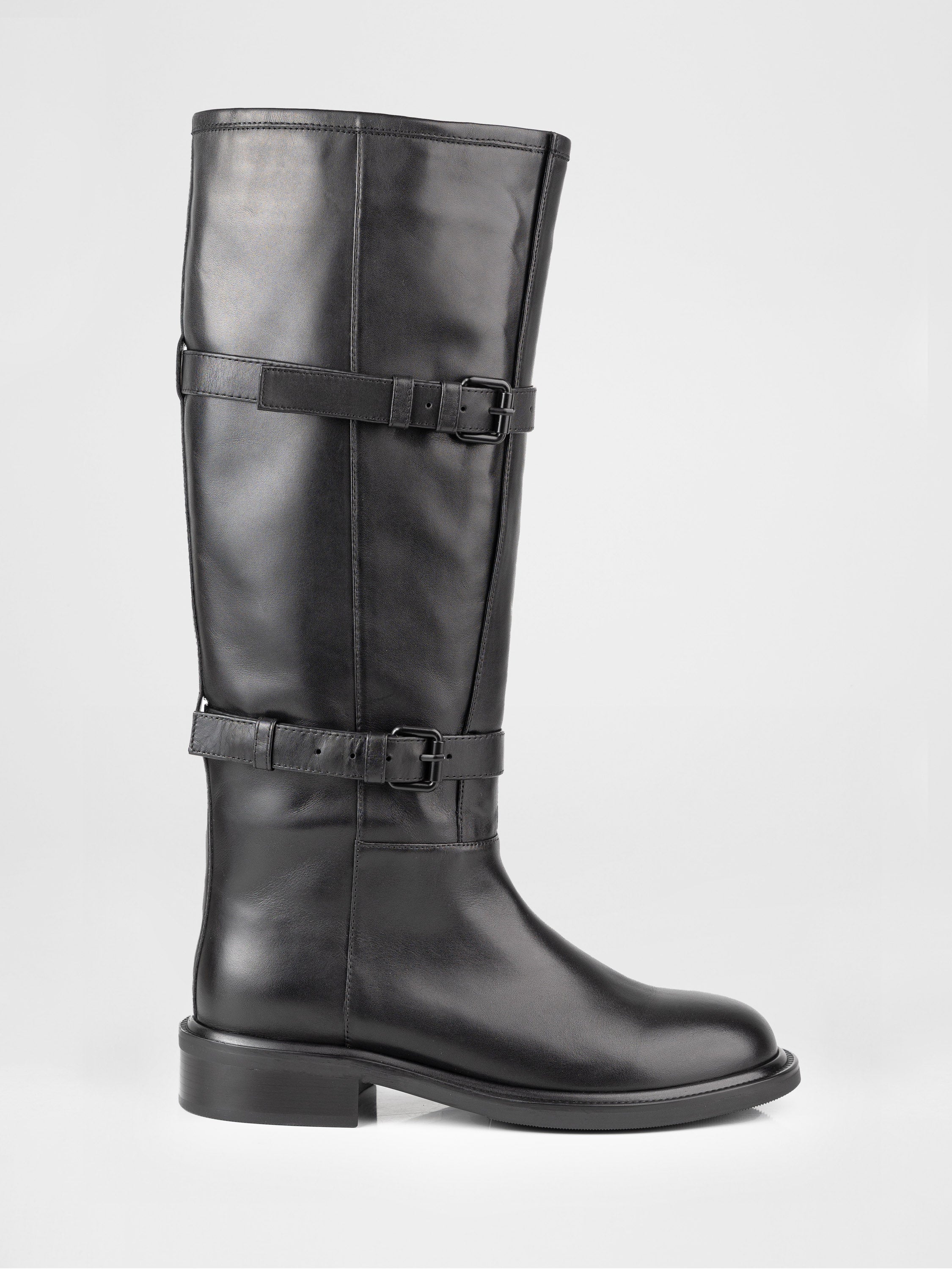 Шкіряні чоботи у чорному кольорі