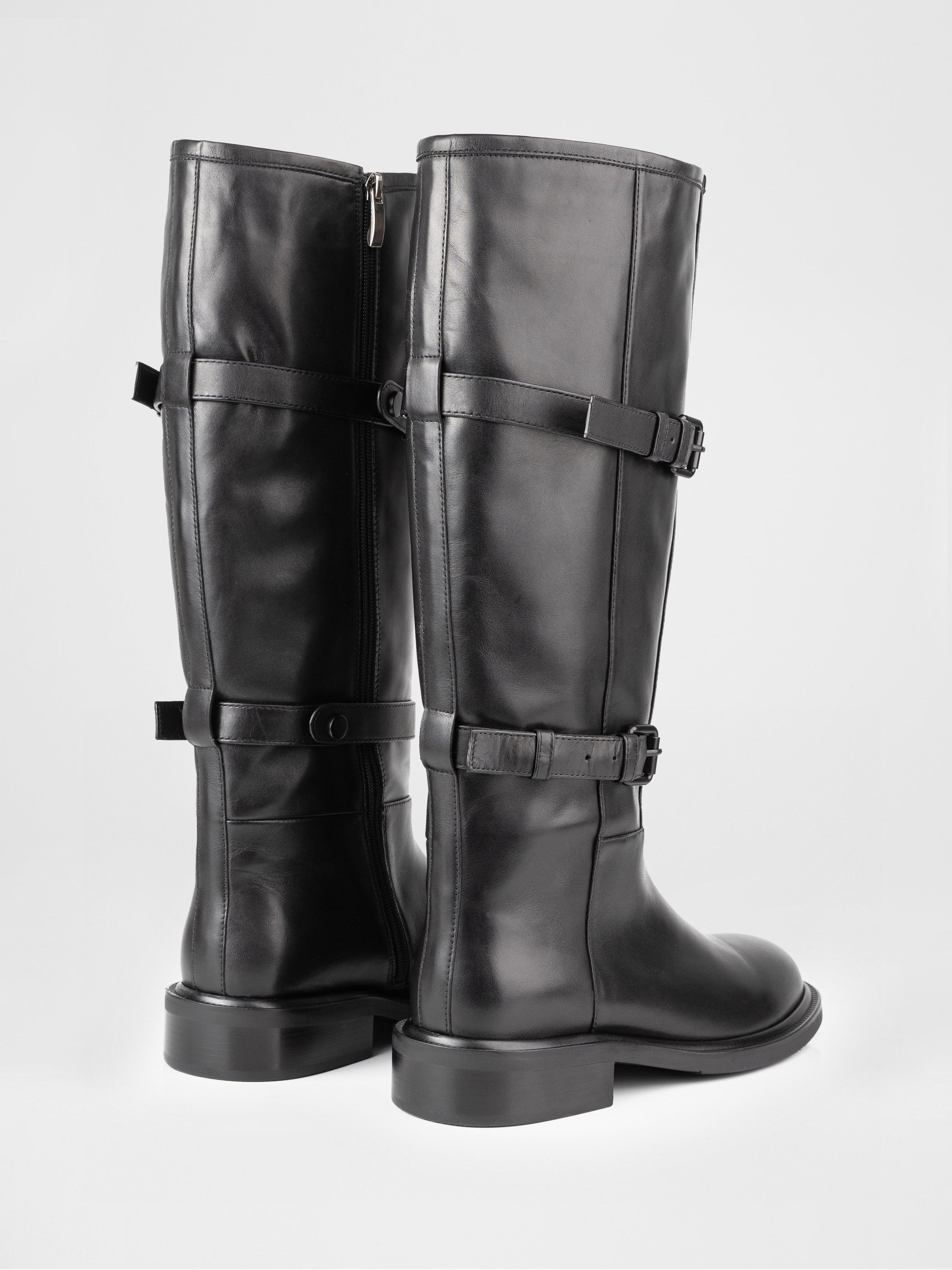 Шкіряні чоботи у чорному кольорі