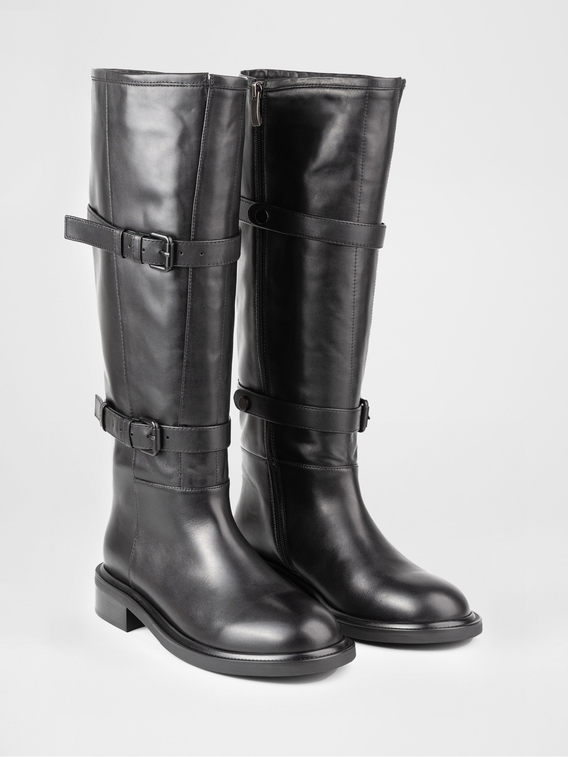 Шкіряні чоботи у чорному кольорі