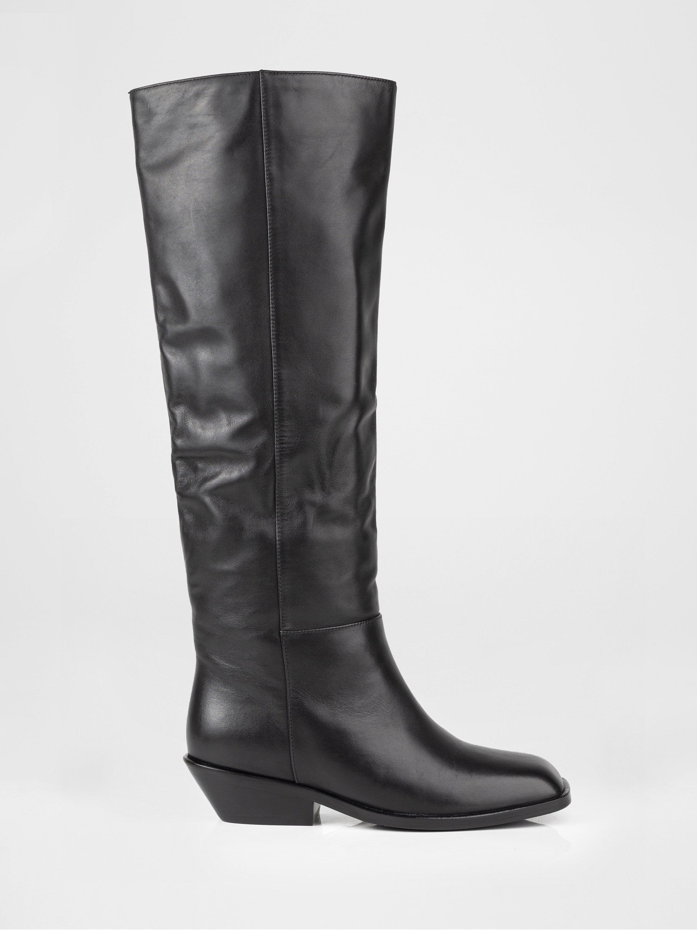 Шкіряні чоботи у чорному кольорі