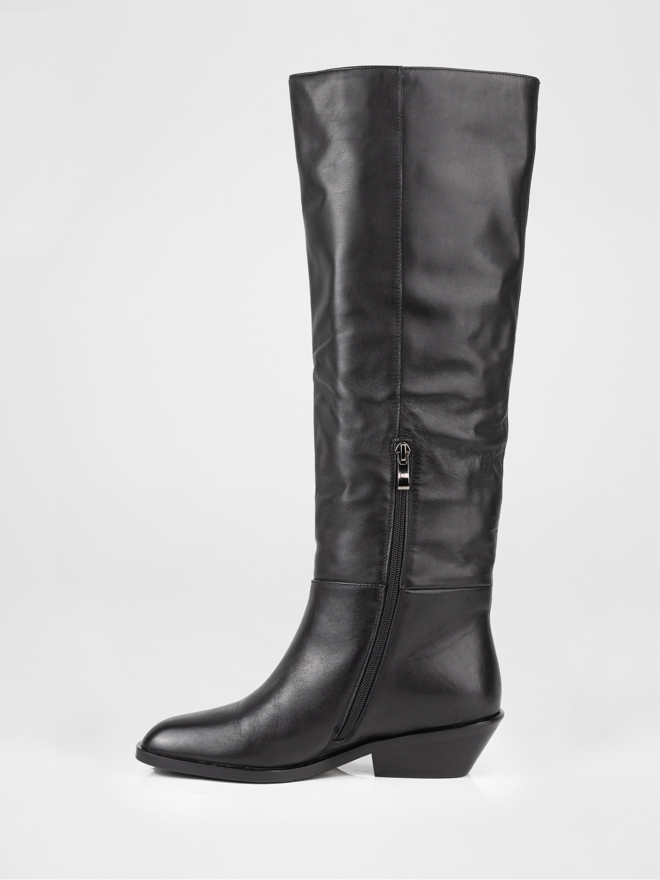 Шкіряні чоботи у чорному кольорі