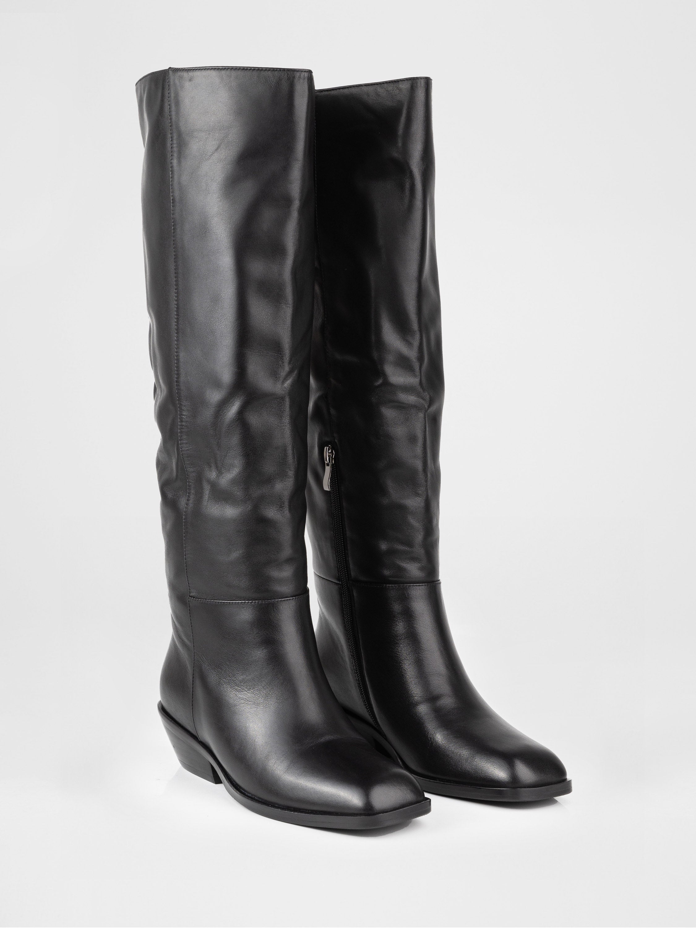 Шкіряні чоботи у чорному кольорі