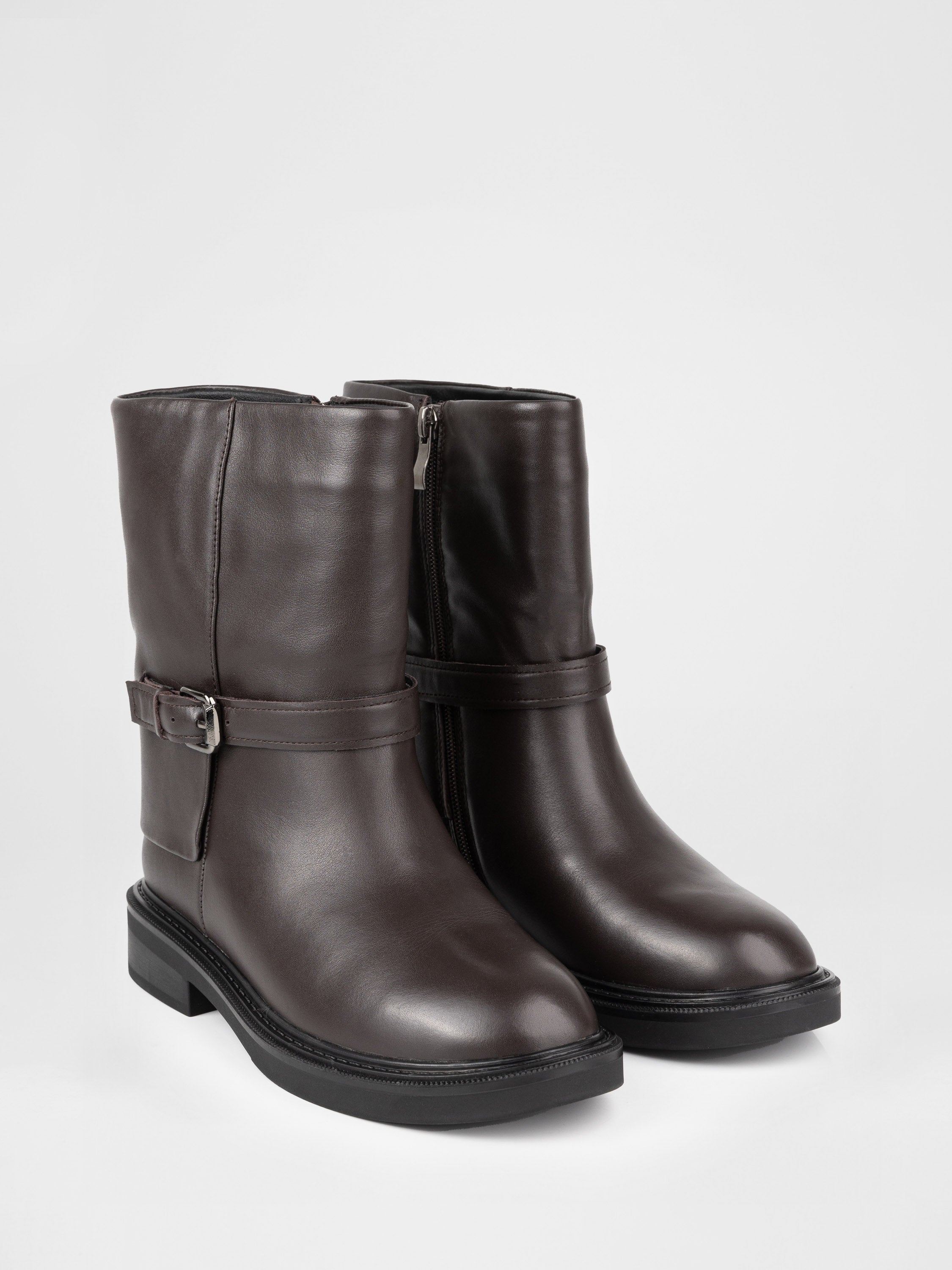 Шкіряні чоботи у коричневому кольорі