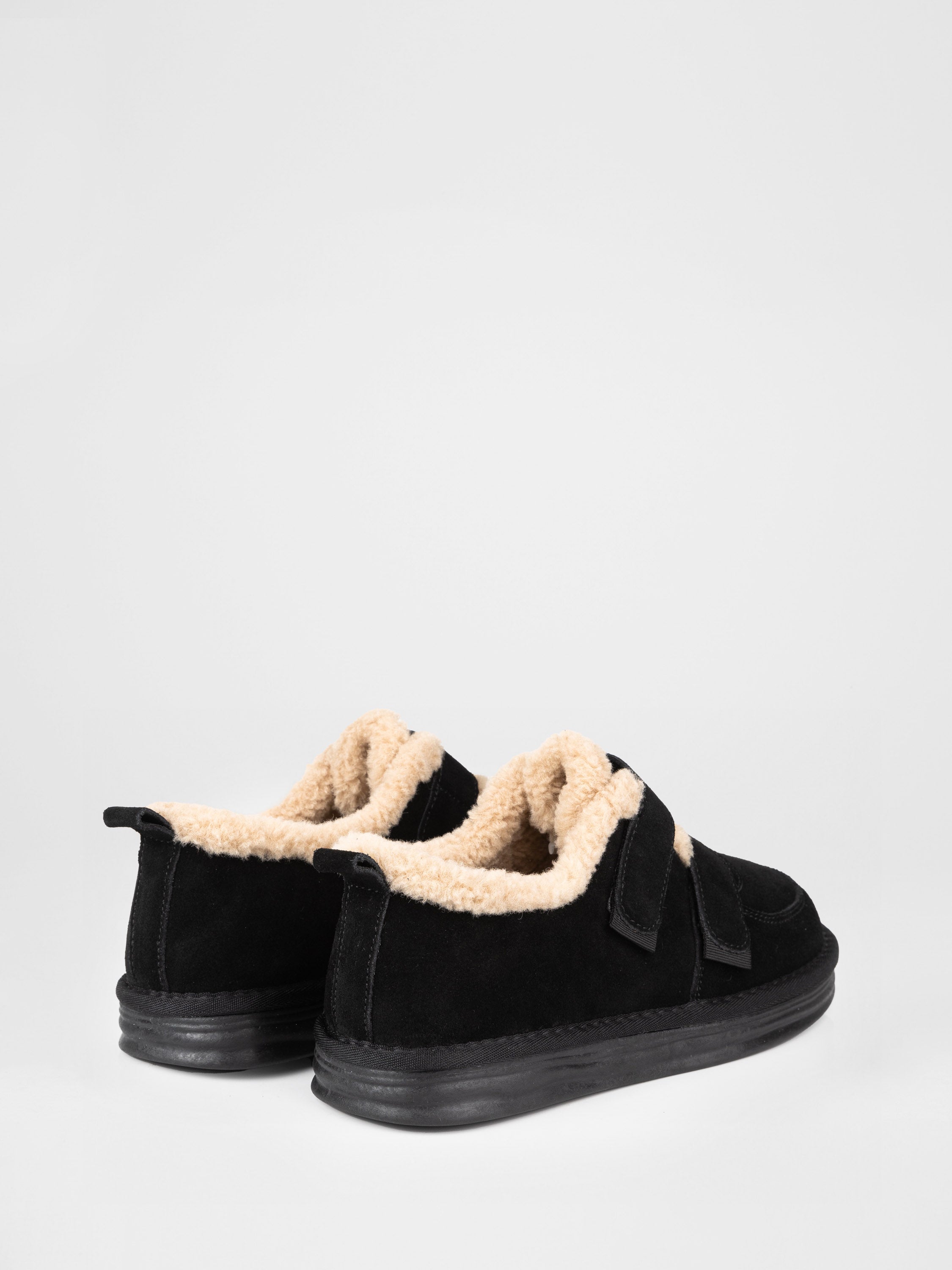 Хутряні лофери на липучках у чорному  кольорі