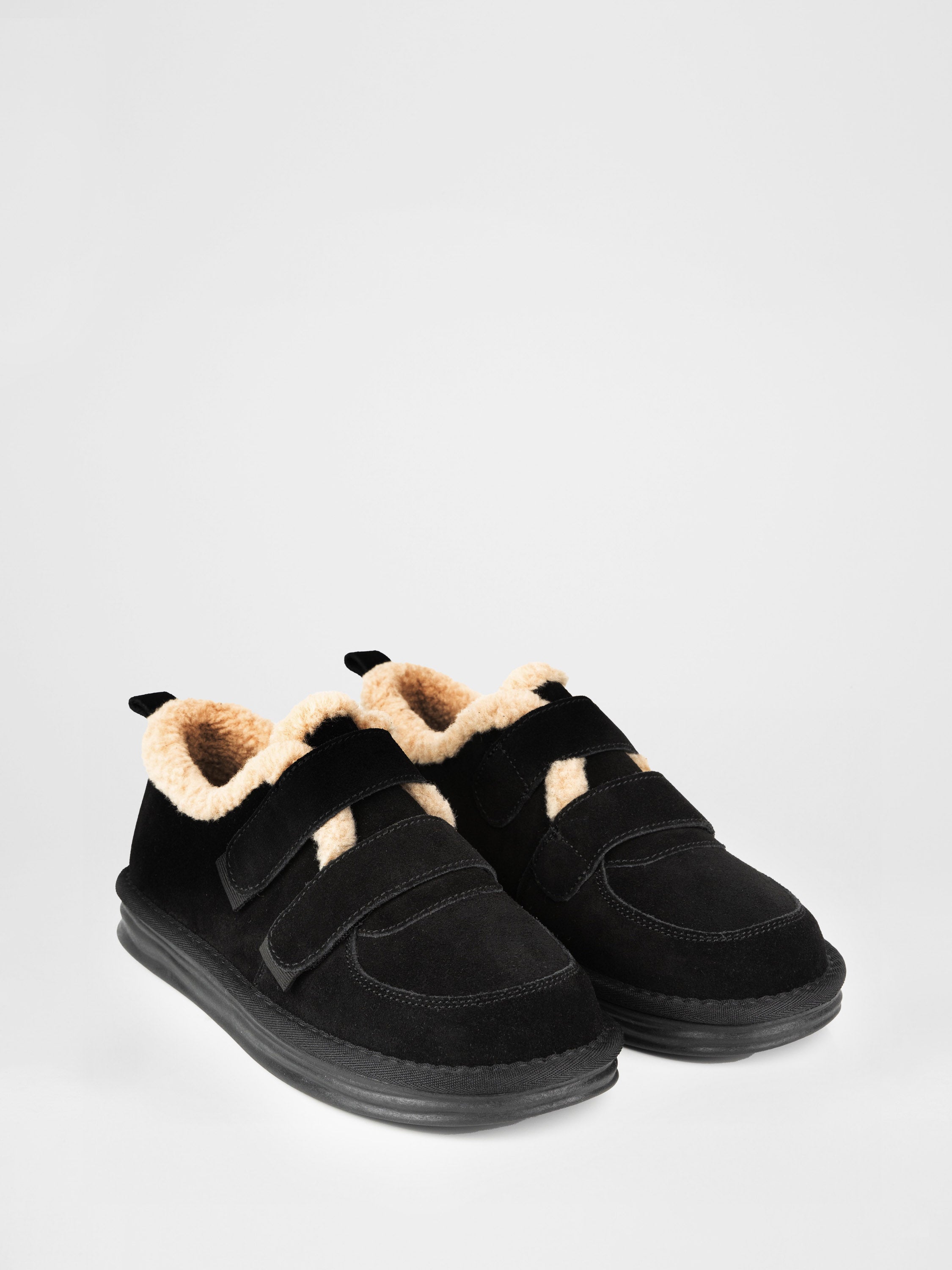 Хутряні лофери на липучках у чорному  кольорі