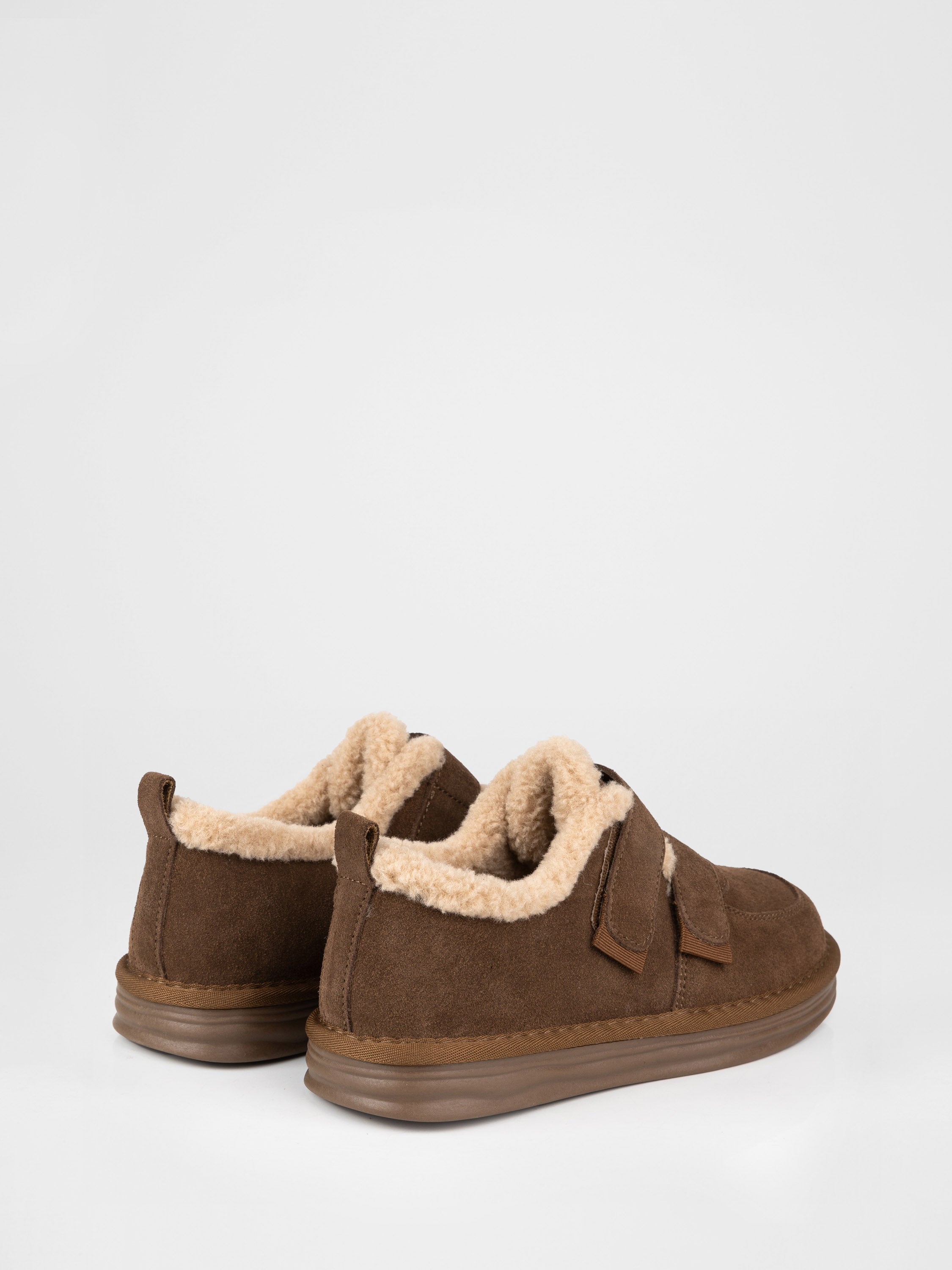 Хутряні лофери на липучках у коричневому кольорі