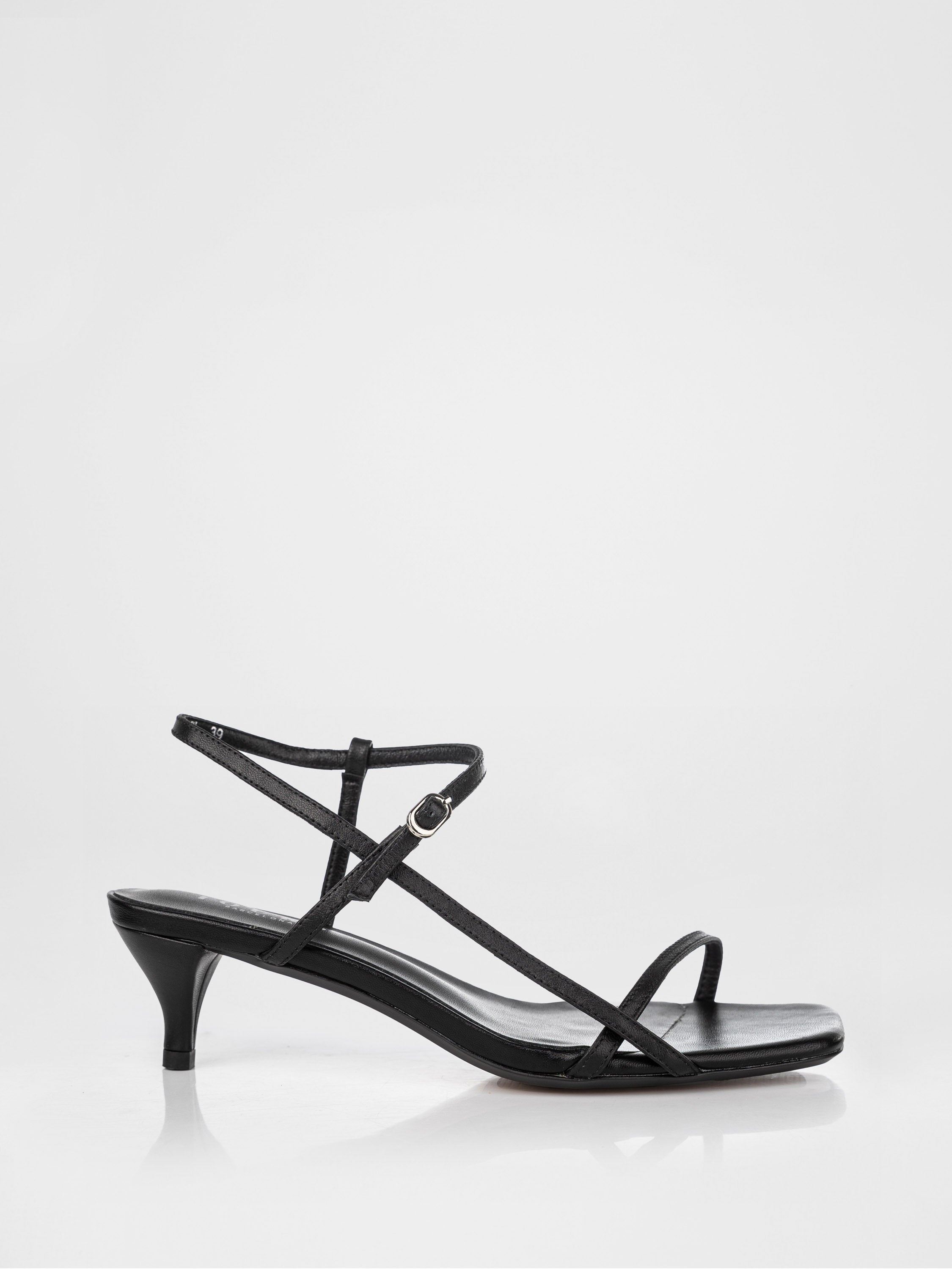 Босоніжки на підборах у чорному кольорі