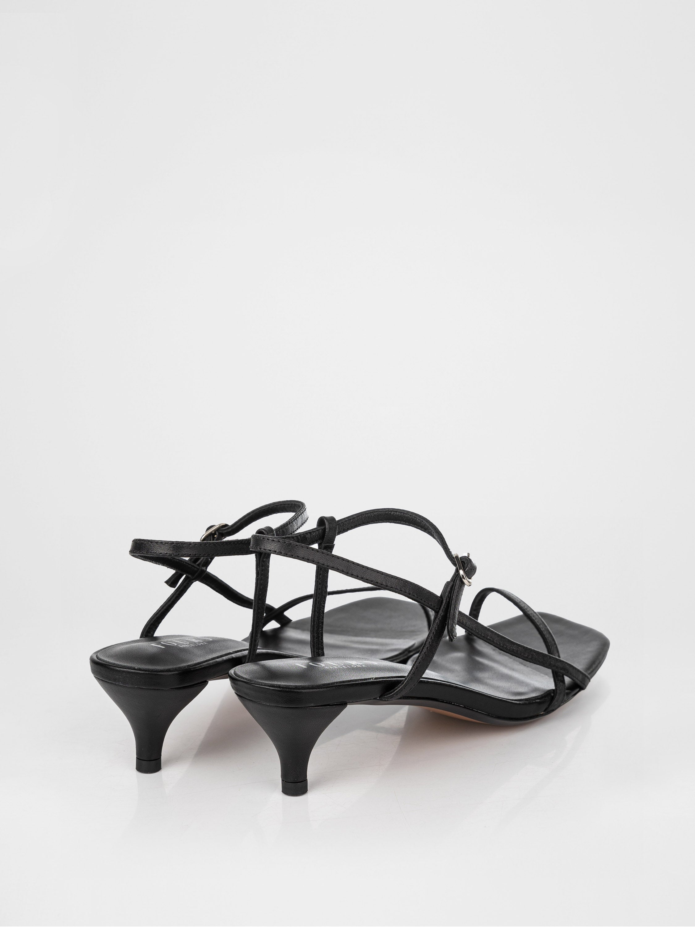 Босоніжки на підборах у чорному кольорі