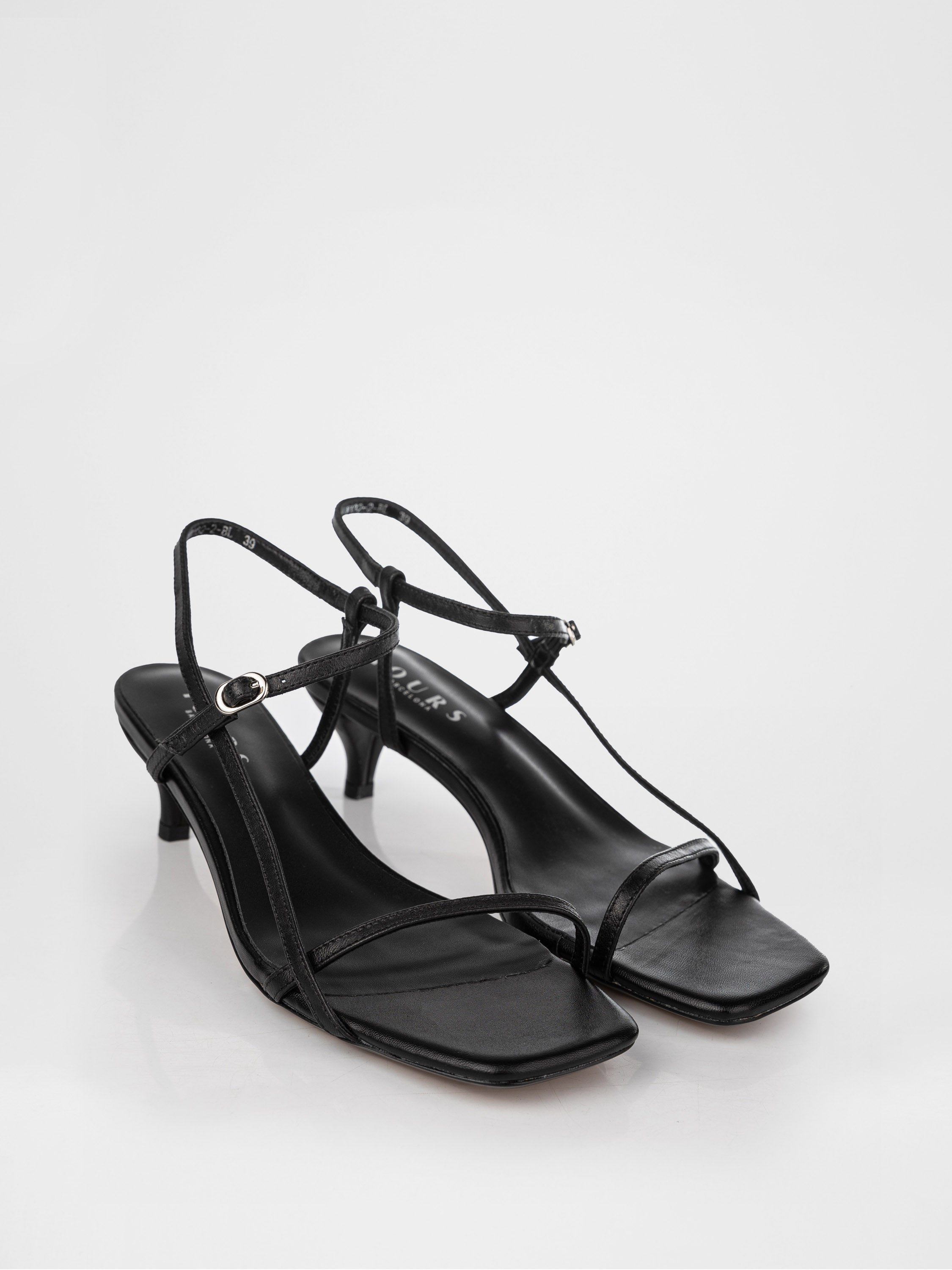 Босоніжки на підборах у чорному кольорі