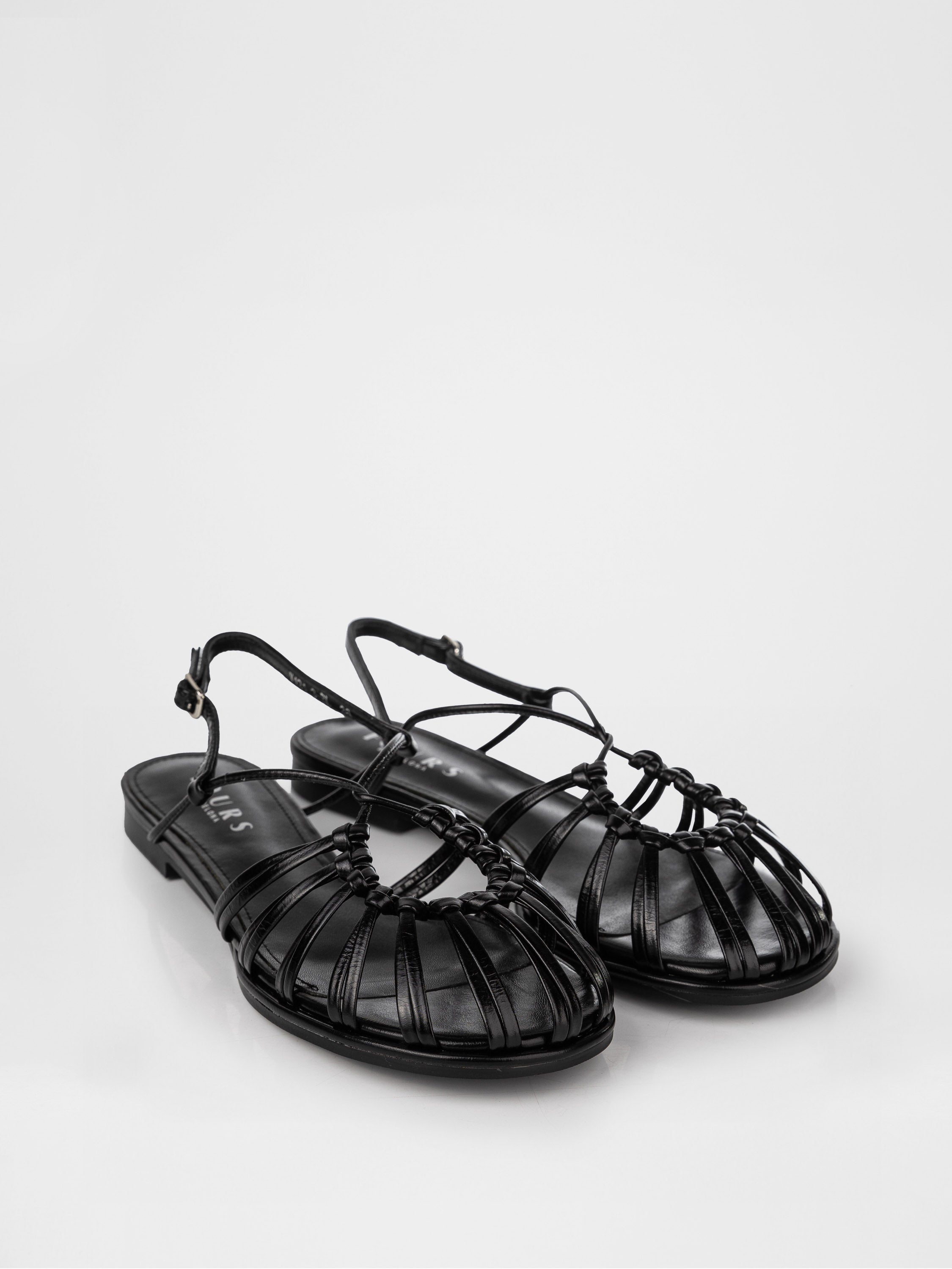 Плетені сандалі у чорному кольорі