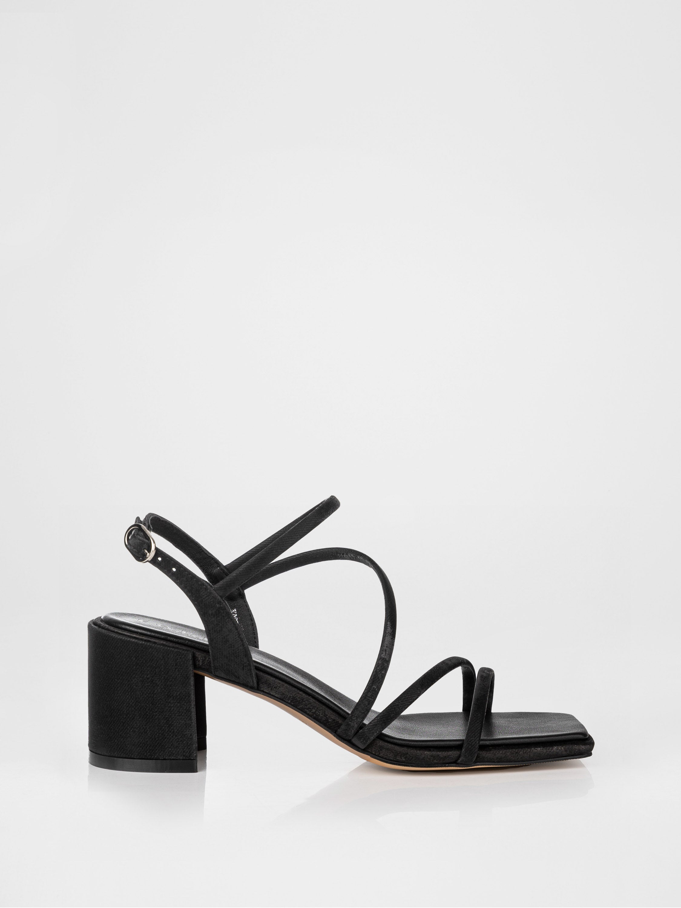 Босоніжки на підборах у чорному кольорі