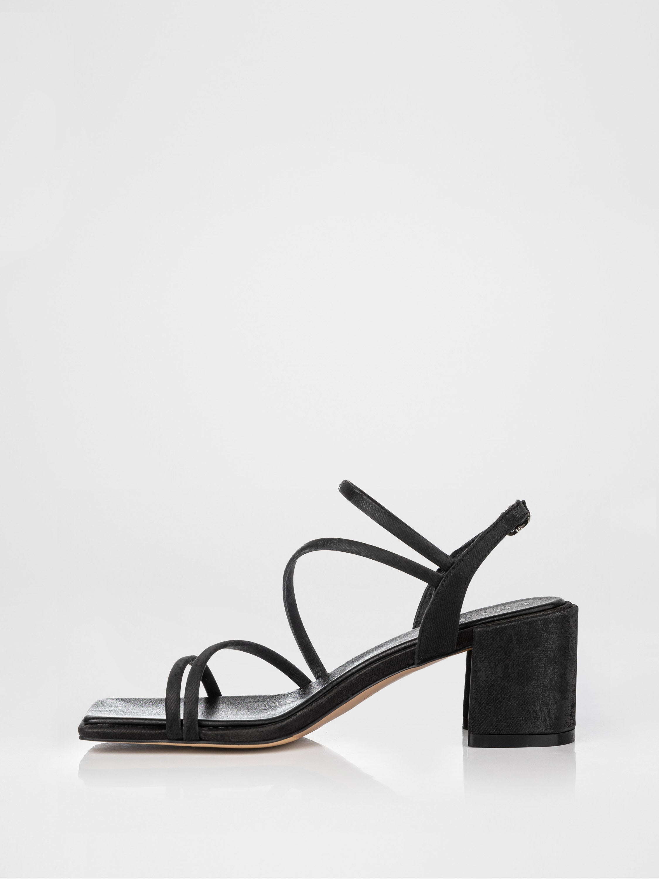 Босоніжки на підборах у чорному кольорі