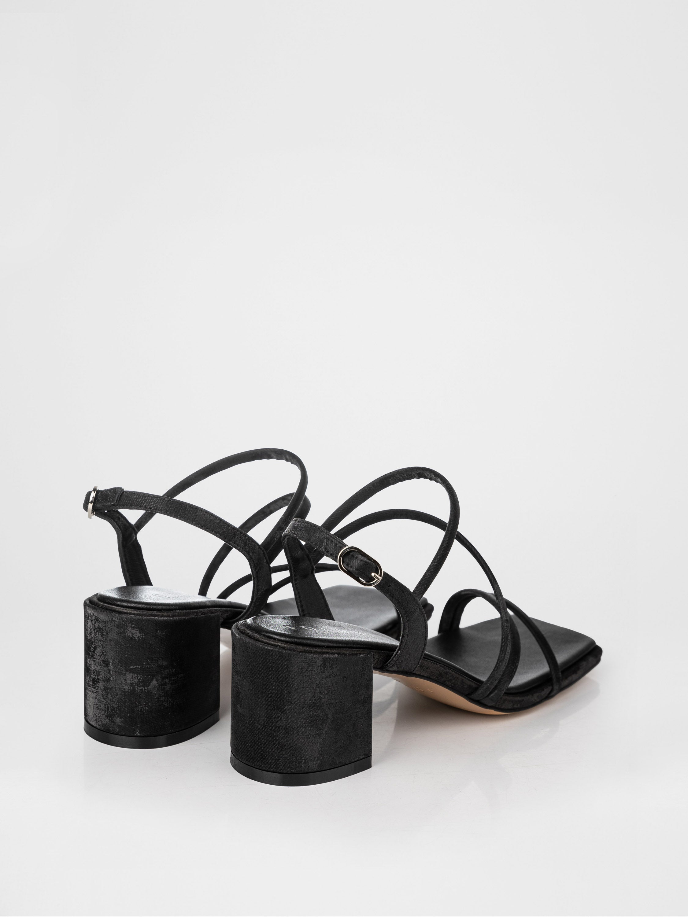 Босоніжки на підборах у чорному кольорі