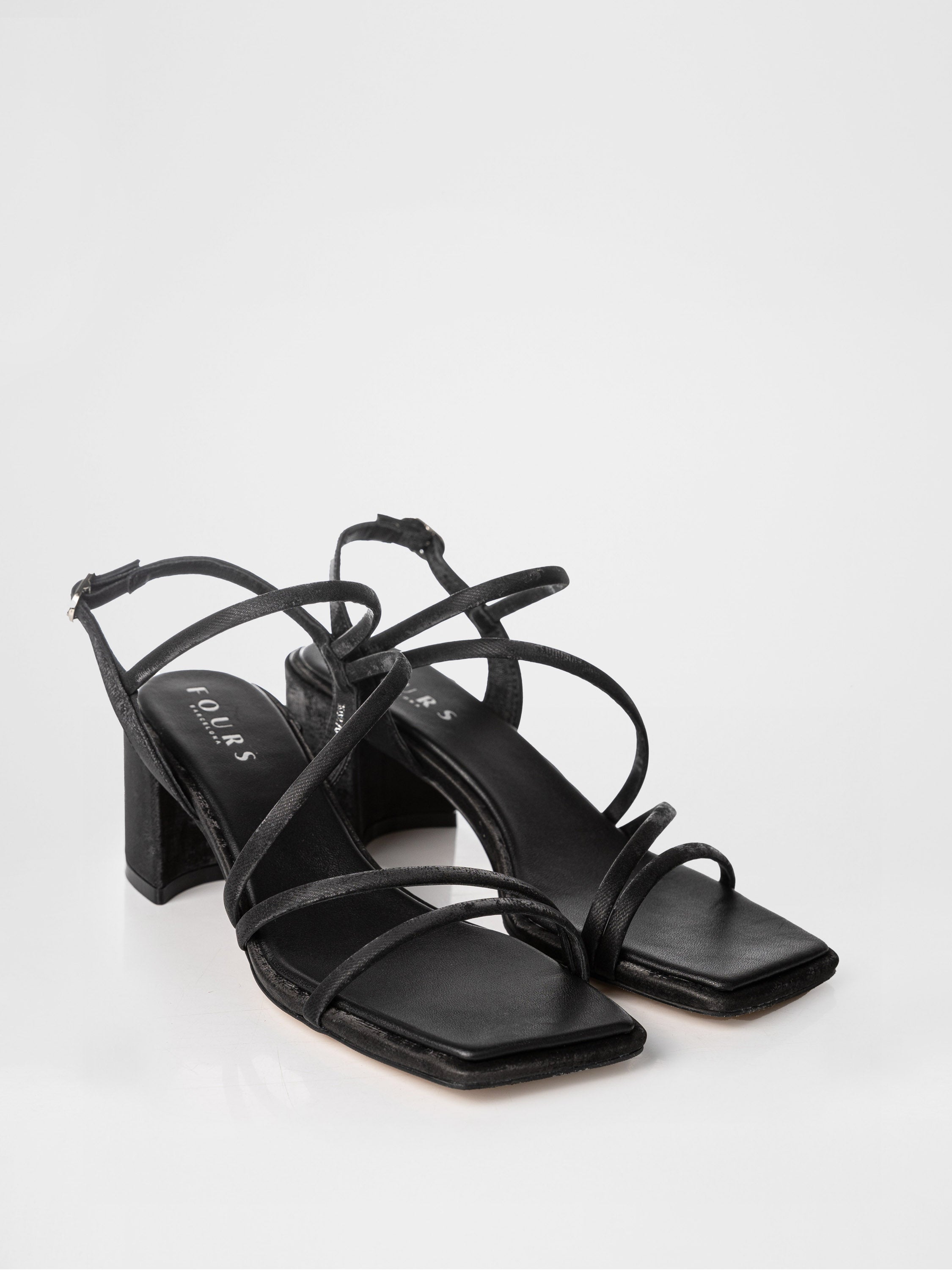 Босоніжки на підборах у чорному кольорі