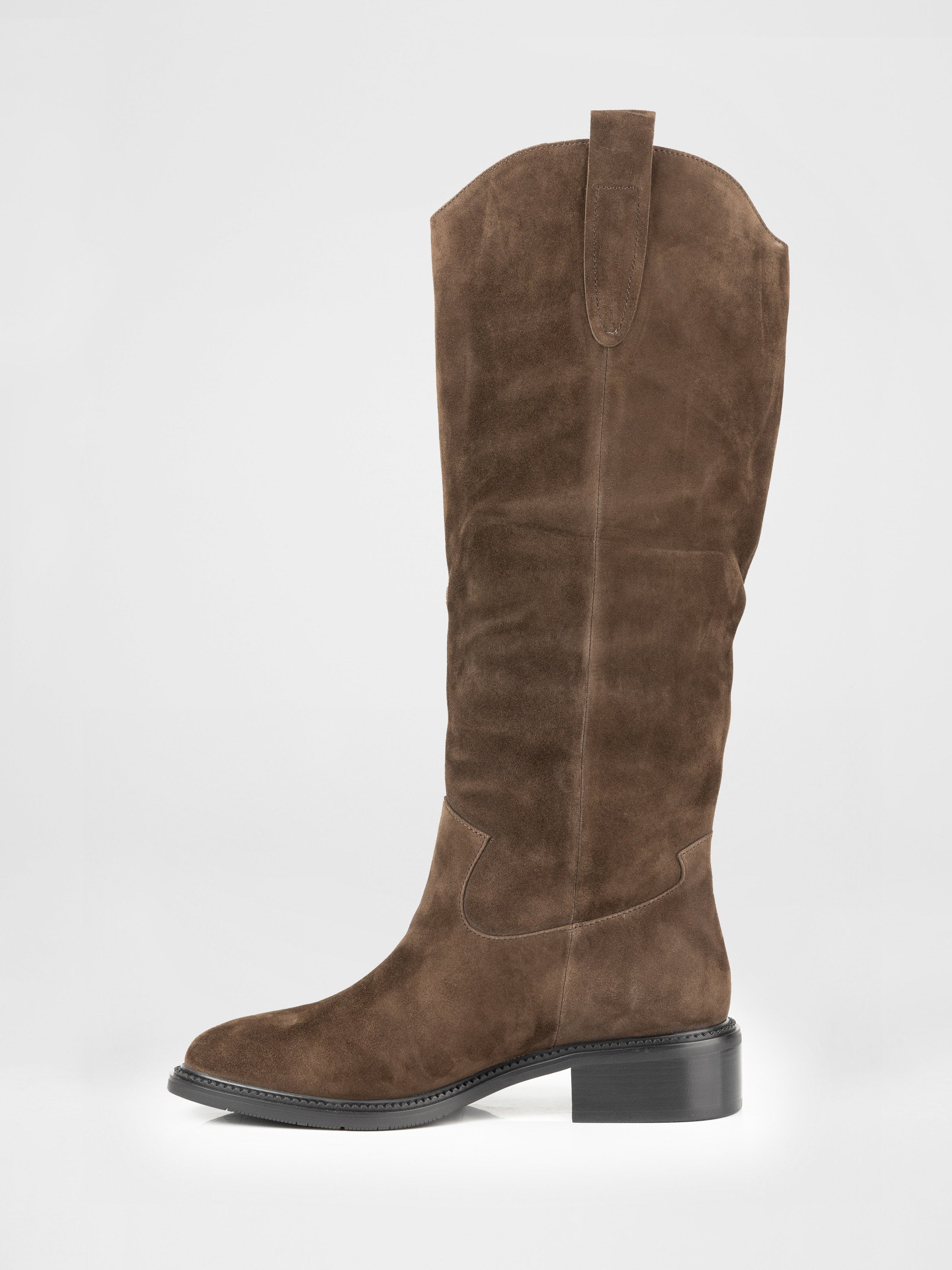 Замшеві чоботи у коричневому кольорі